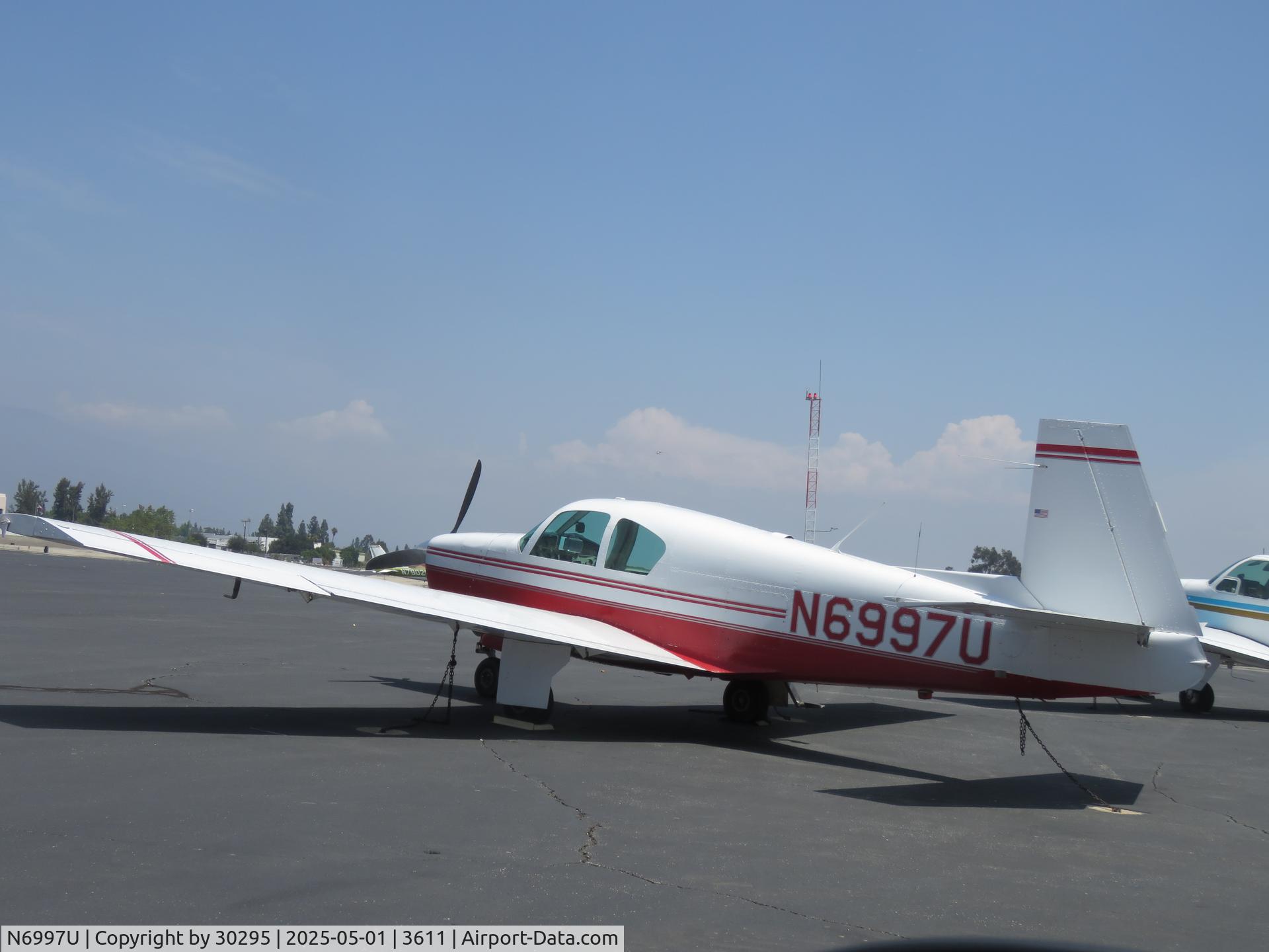 N6997U, 1964 Mooney M20C Ranger C/N 2718, Parked