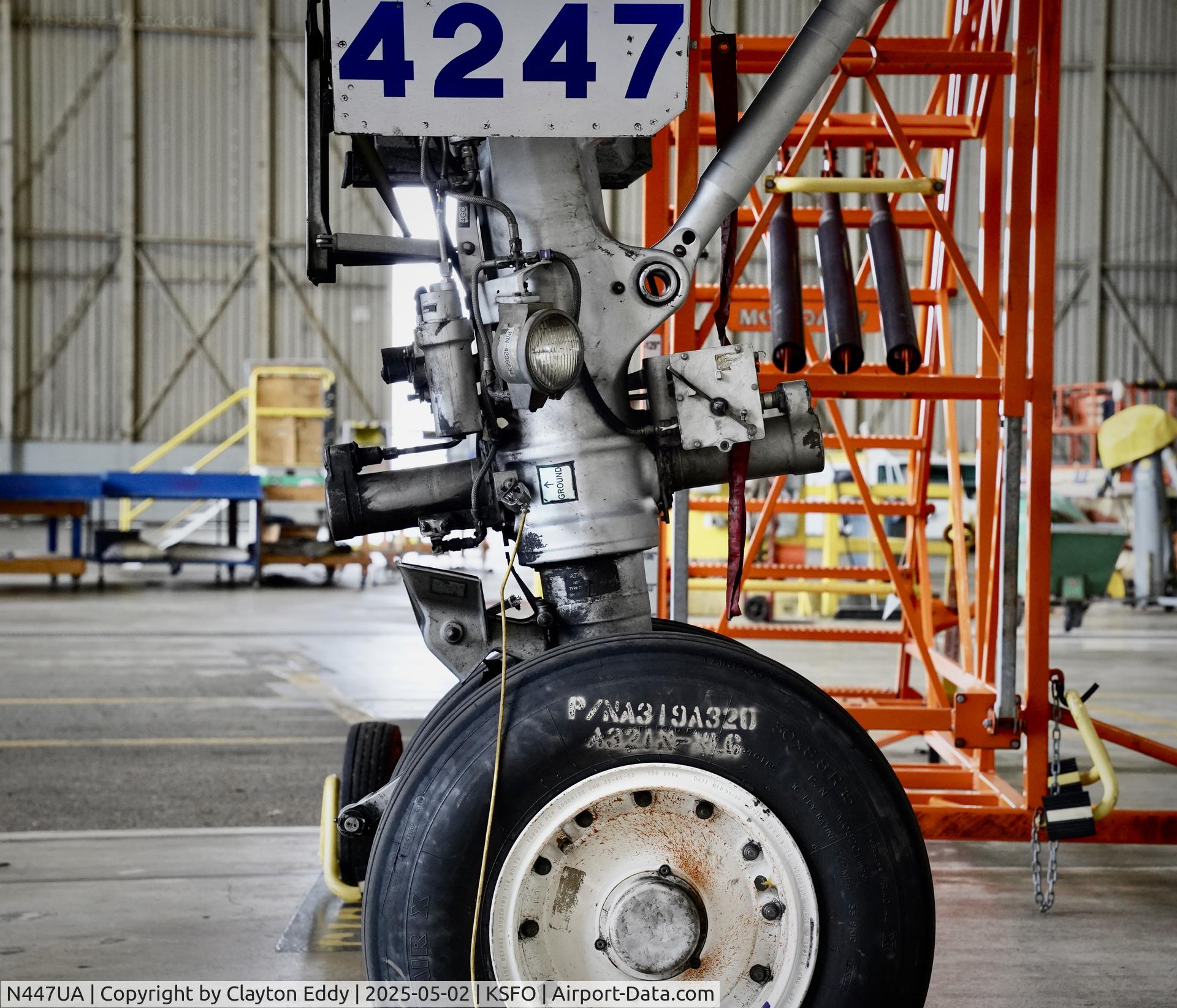 N447UA, 1998 Airbus A320-232 C/N 836, Nose gear SFO 2025