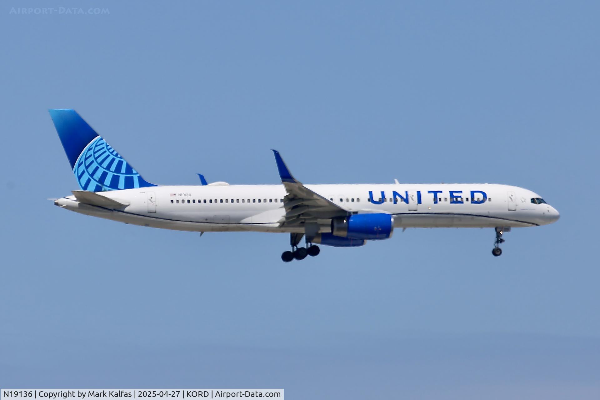 N19136, 1999 Boeing 757-224 C/N 29285, B752 United Airlines Boeing 757-224 N19136 10C approach KORD