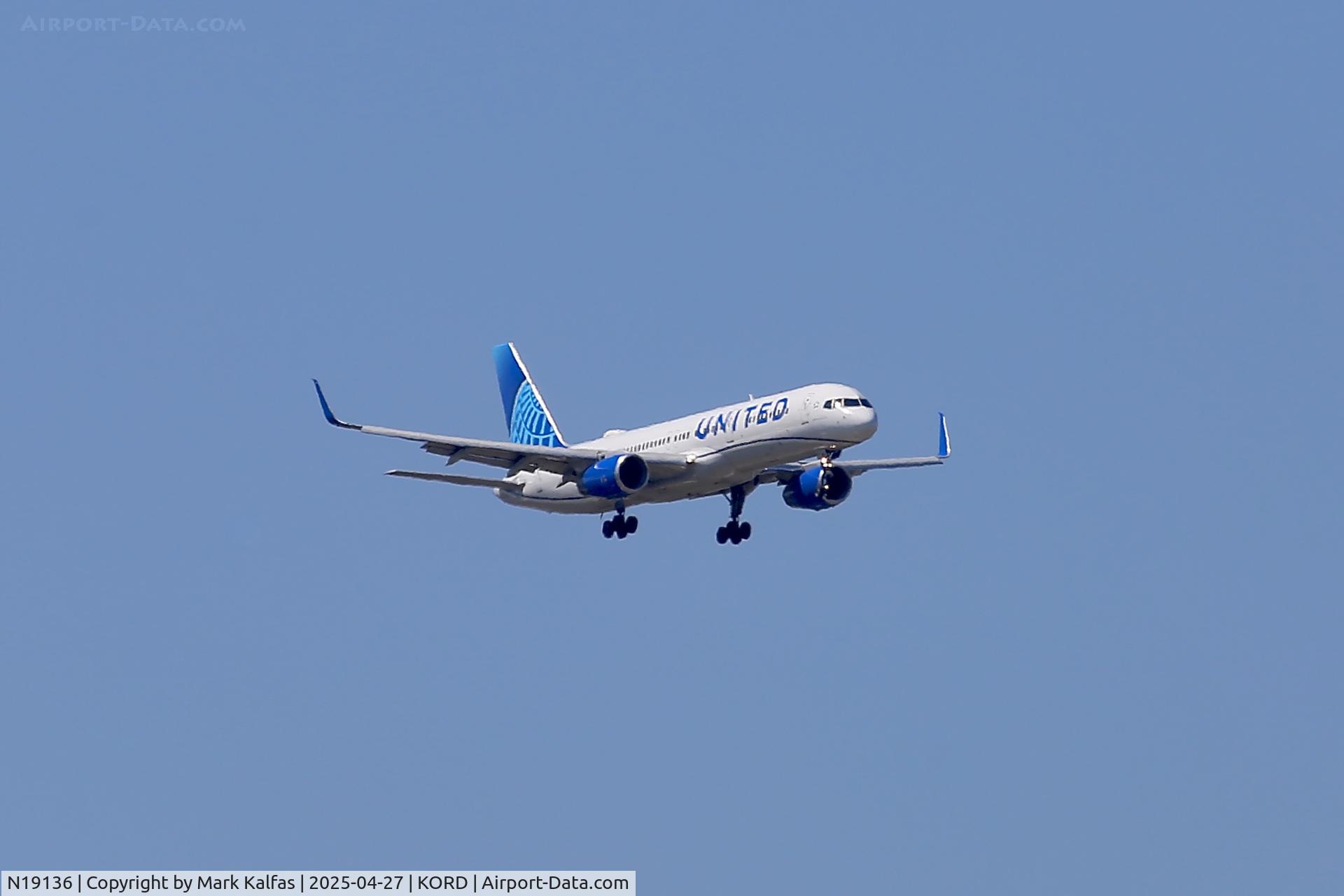 N19136, 1999 Boeing 757-224 C/N 29285, B752 United Airlines Boeing 757-224 N19136 10C approach KORD
