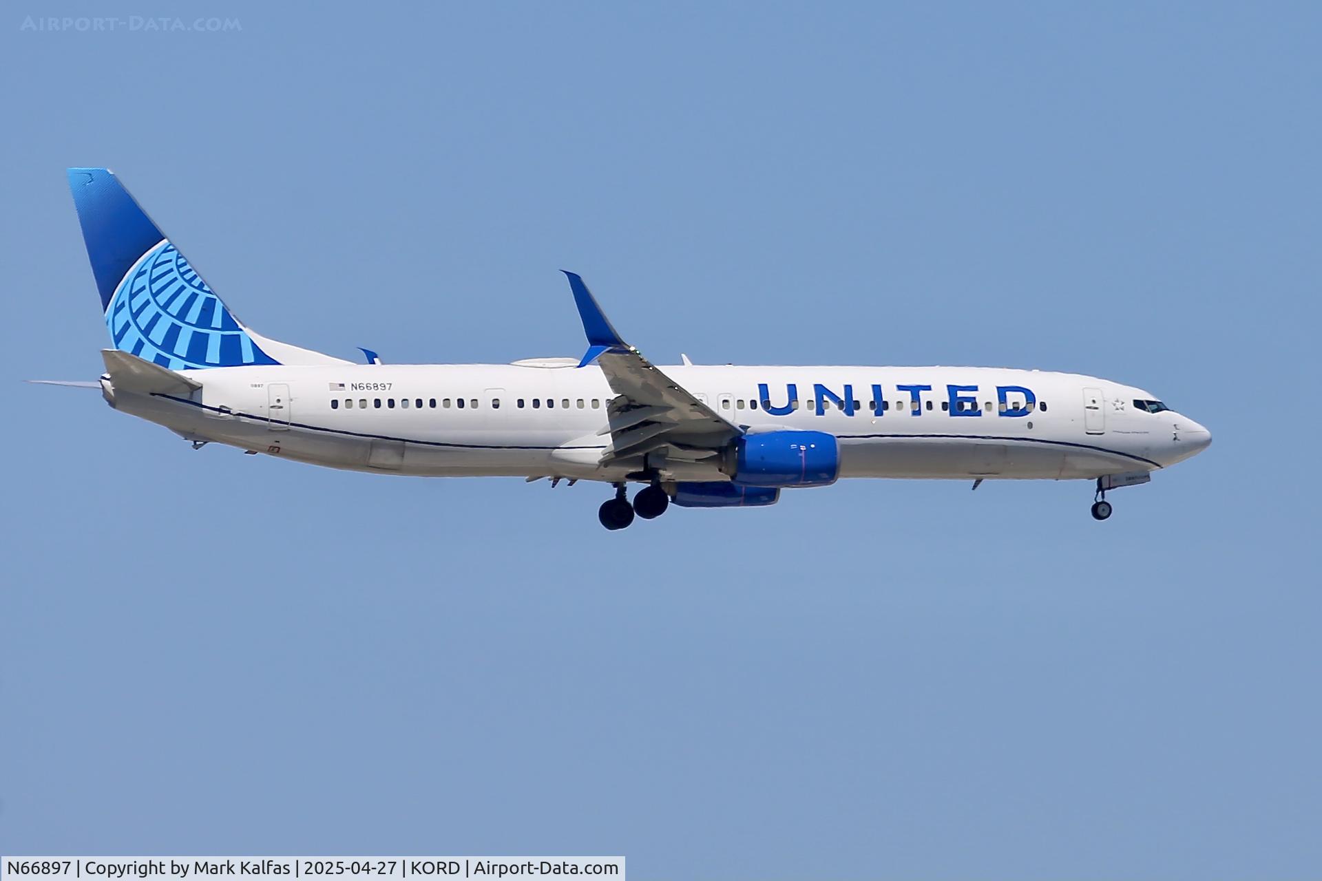 N66897, 2016 Boeing 737-924/ER C/N 62814, B739 United Airlines Boeing 737-924/ER, N66897 arriving 10C KORD