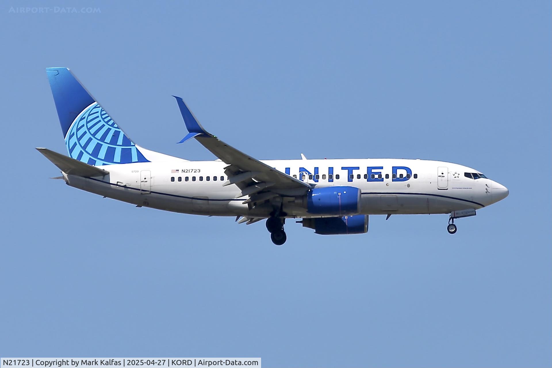 N21723, 1999 Boeing 737-724 C/N 28790, B737 United Airlines Boeing Boeing 737-724 N21723 arriving 10C KORD
