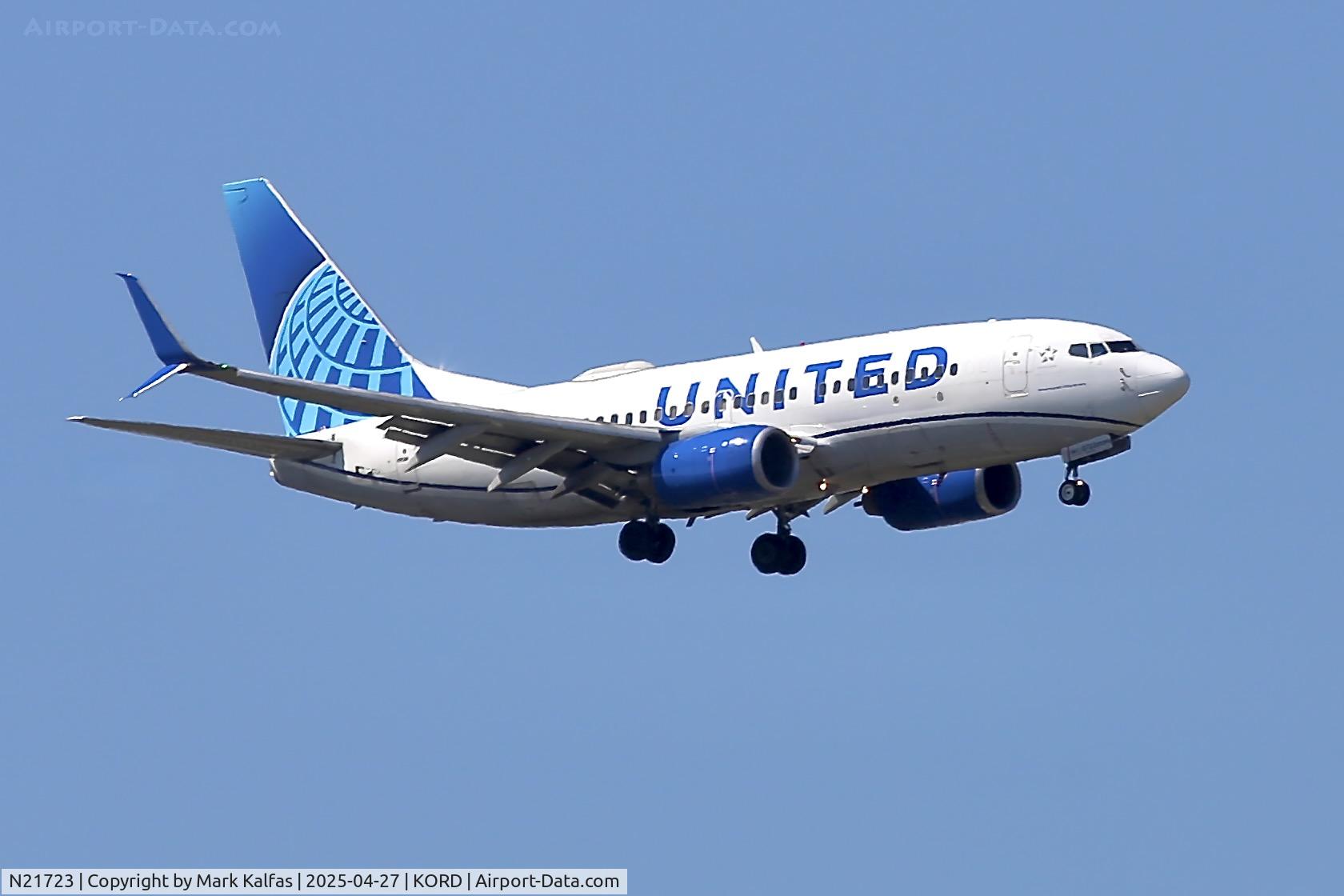 N21723, 1999 Boeing 737-724 C/N 28790, B737 United Airlines Boeing Boeing 737-724 N21723 arriving 10C KORD