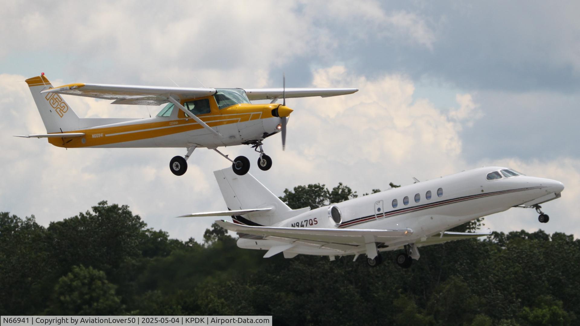 N66941, 1978 Cessna 152 C/N 15281676, 152/NetJets Citation Latitude parallel takeoff!