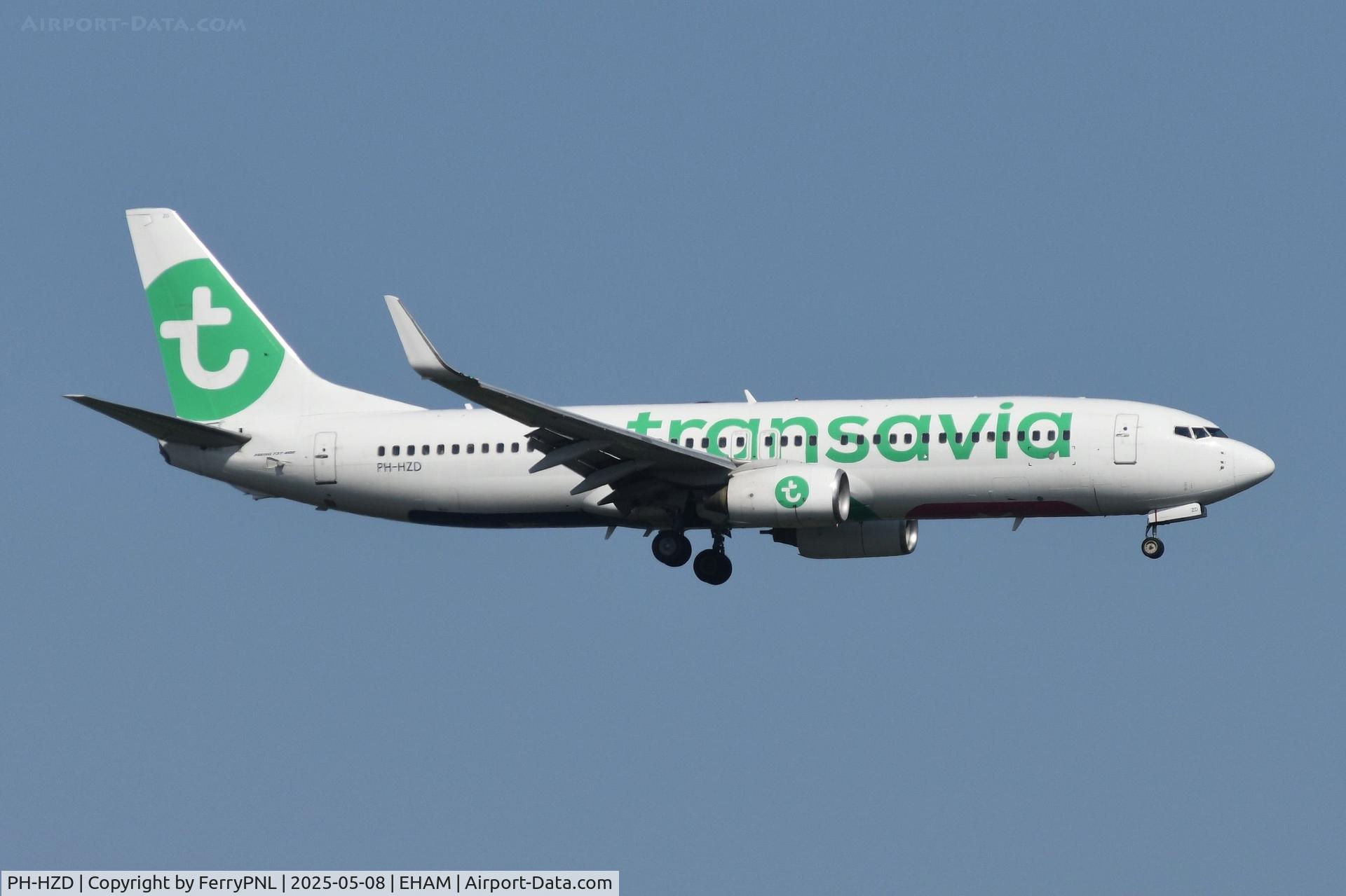 PH-HZD, 1999 Boeing 737-8K2 C/N 28376, Transavia B738 landing at its base