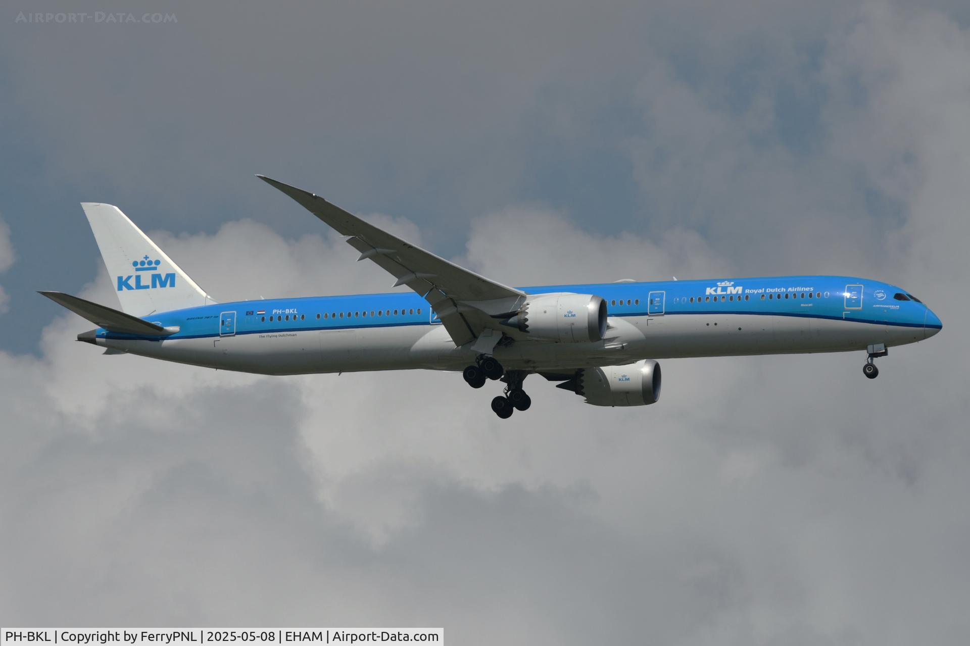 PH-BKL, Boeing 787-10 Dreamliner C/N 42501, KLM B781 landing