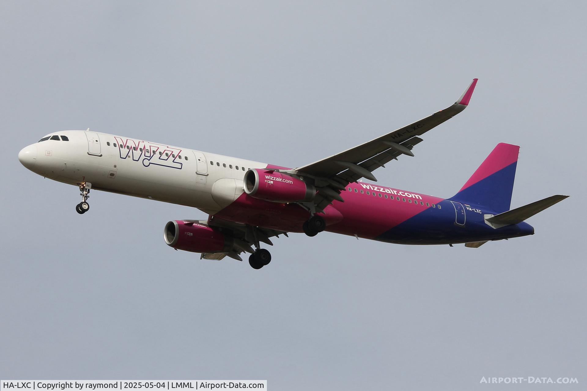 HA-LXC, 2016 Airbus A321-231 C/N 6976, Airbus A321-231 reg HA-LXC of Wizzair landin in Malta RW13.