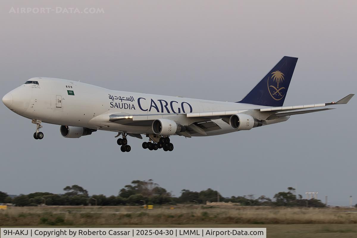 9H-AKJ, 1996 Boeing 747-412F/SCD C/N 28263, Runway 31
