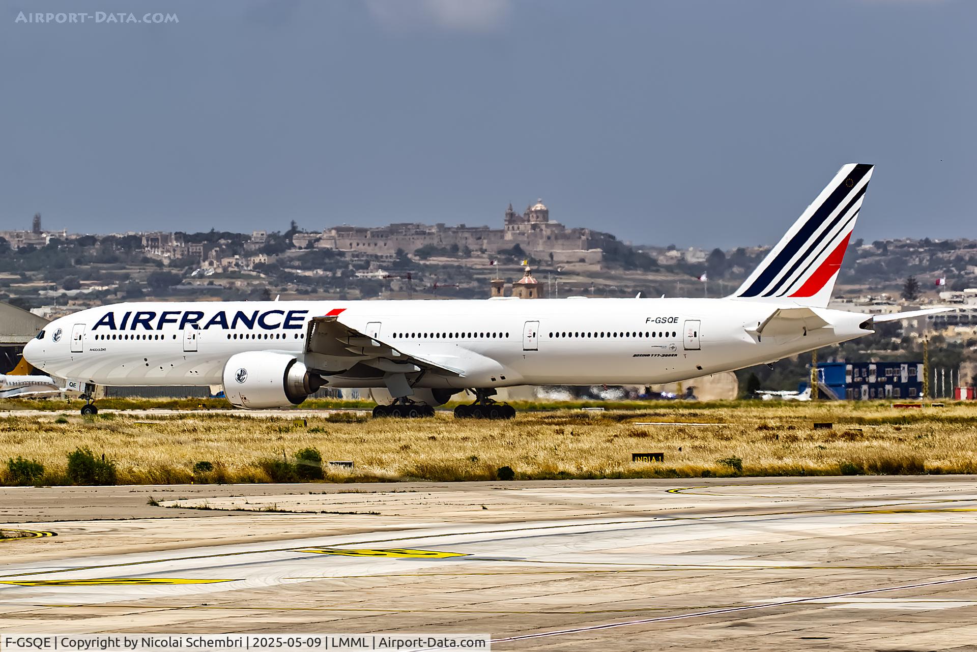 F-GSQE, 2004 Boeing 777-328/ER C/N 32851, Lining up on runway 13.