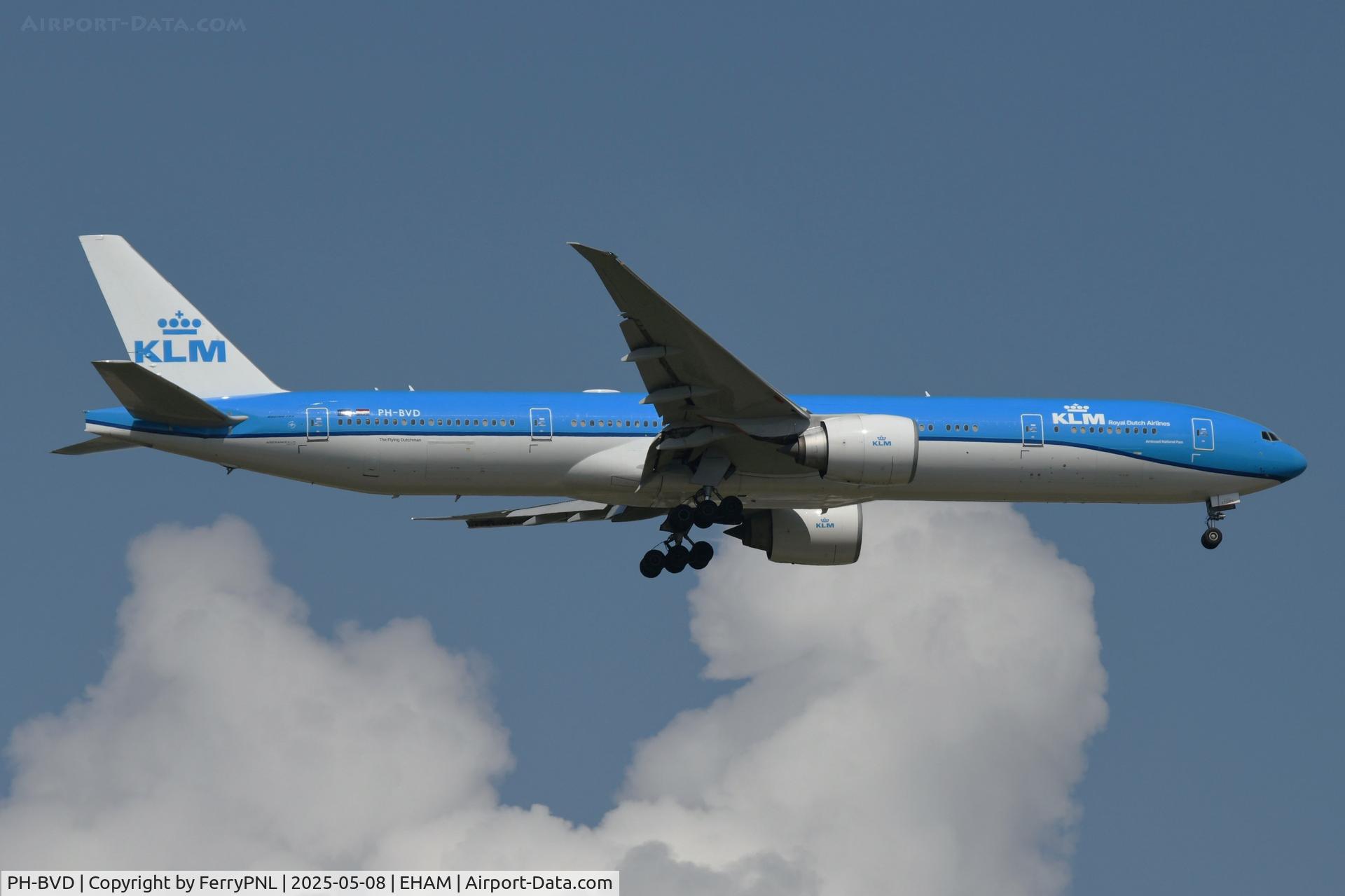 PH-BVD, 2009 Boeing 777-306/ER C/N 35979, KLM B773 on short final for runway 06