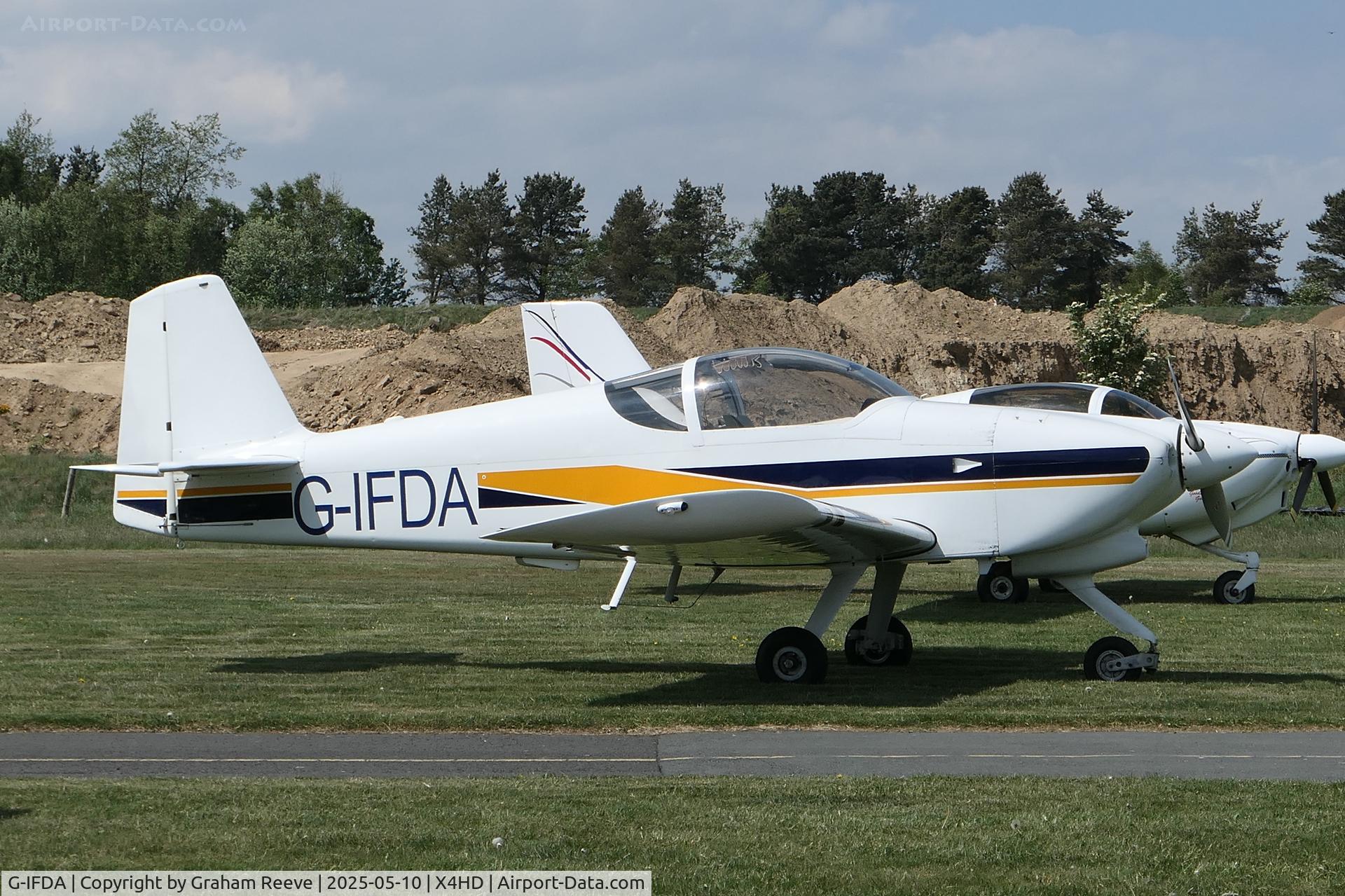 G-IFDA, 2000 Vans RV-6A C/N 60380-1065, Parked at Crosland Moor.