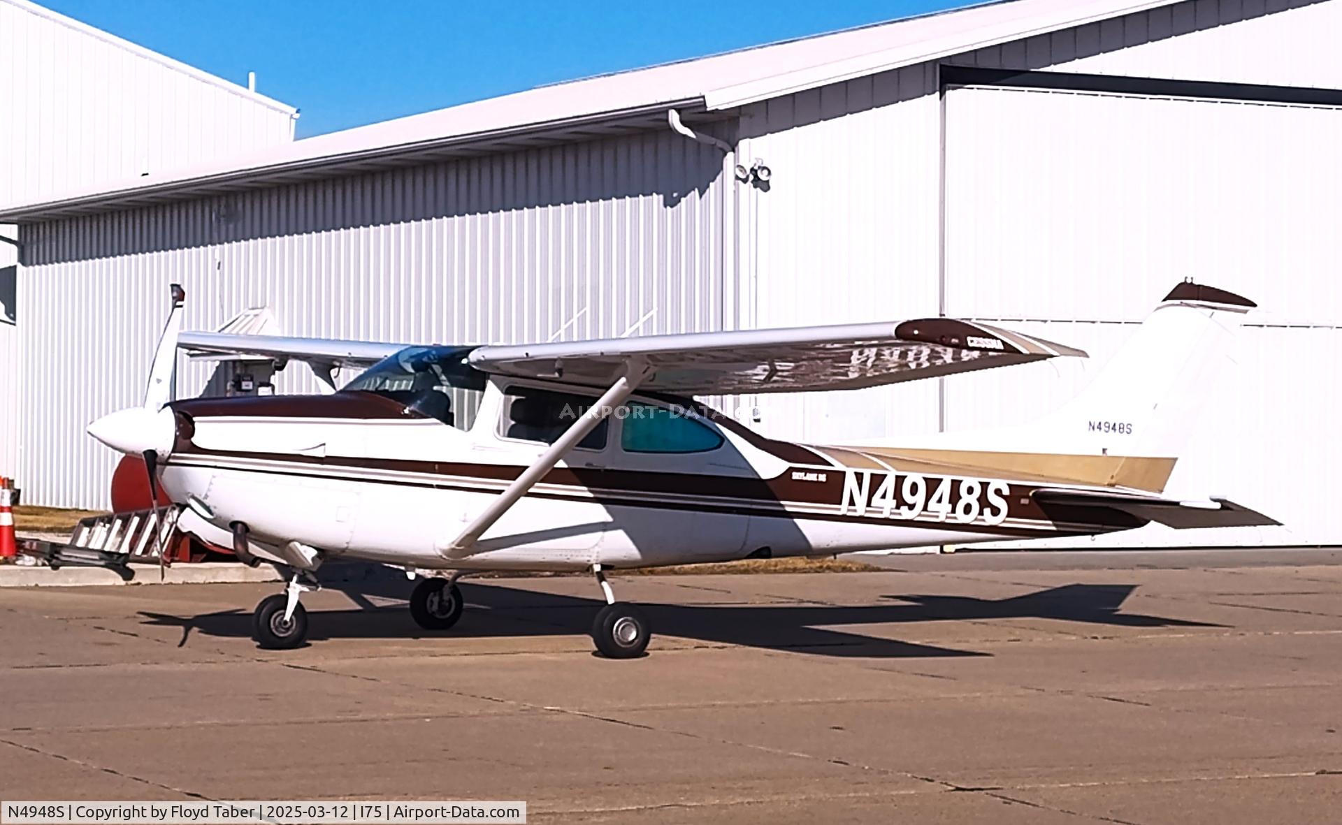 N4948S, 1980 Cessna TR182 Turbo Skylane RG C/N R18201487, Getting fuel