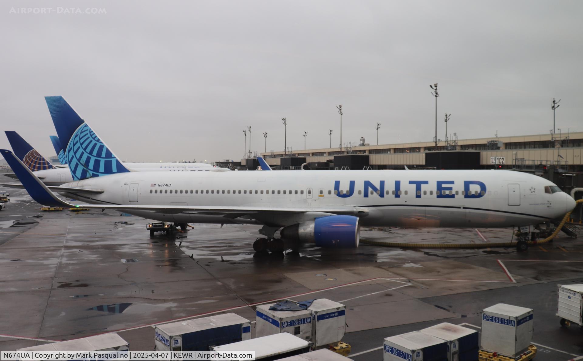 N674UA, 2000 Boeing 767-322 C/N 29242, Boeing 767-322