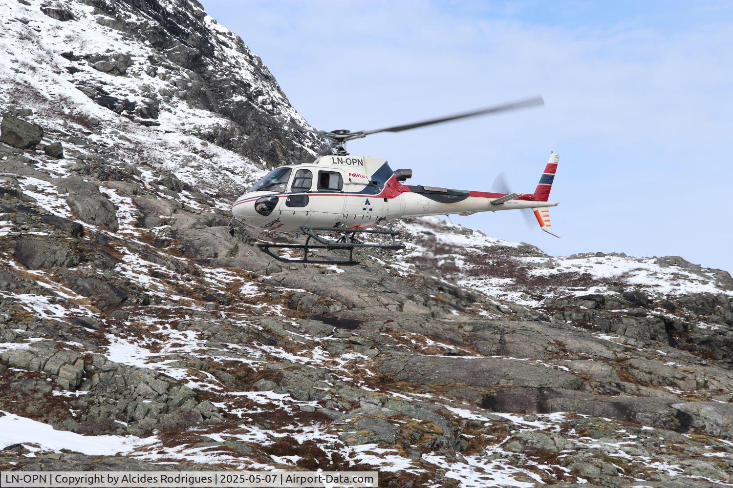 LN-OPN, Airbus Helicopers AS-350-B3 C/N 4116, Leave TROLLSTIGEN