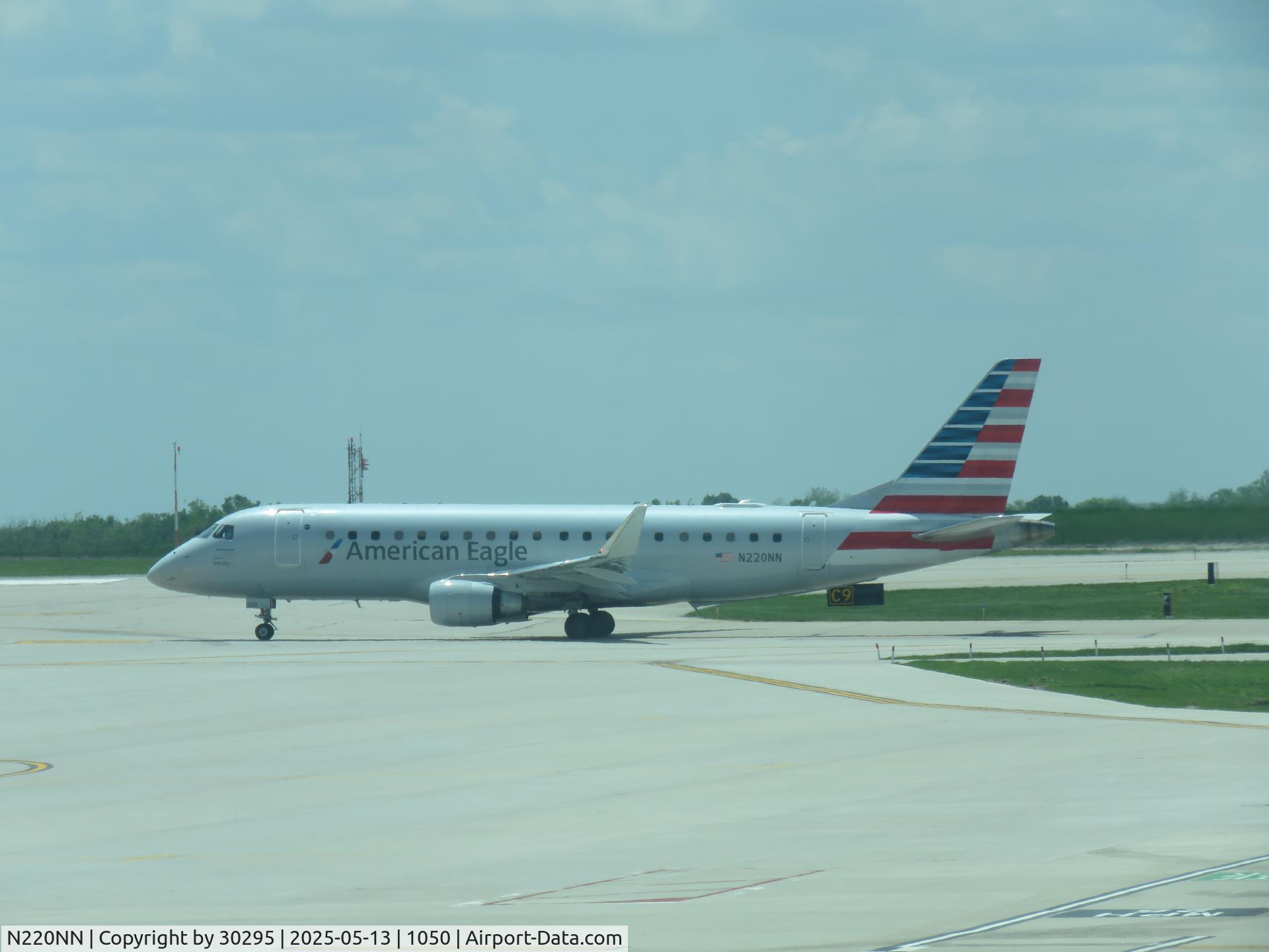 N220NN, 2015 Embraer 175LR (ERJ-170-200LR) C/N 17000523, Taxiing