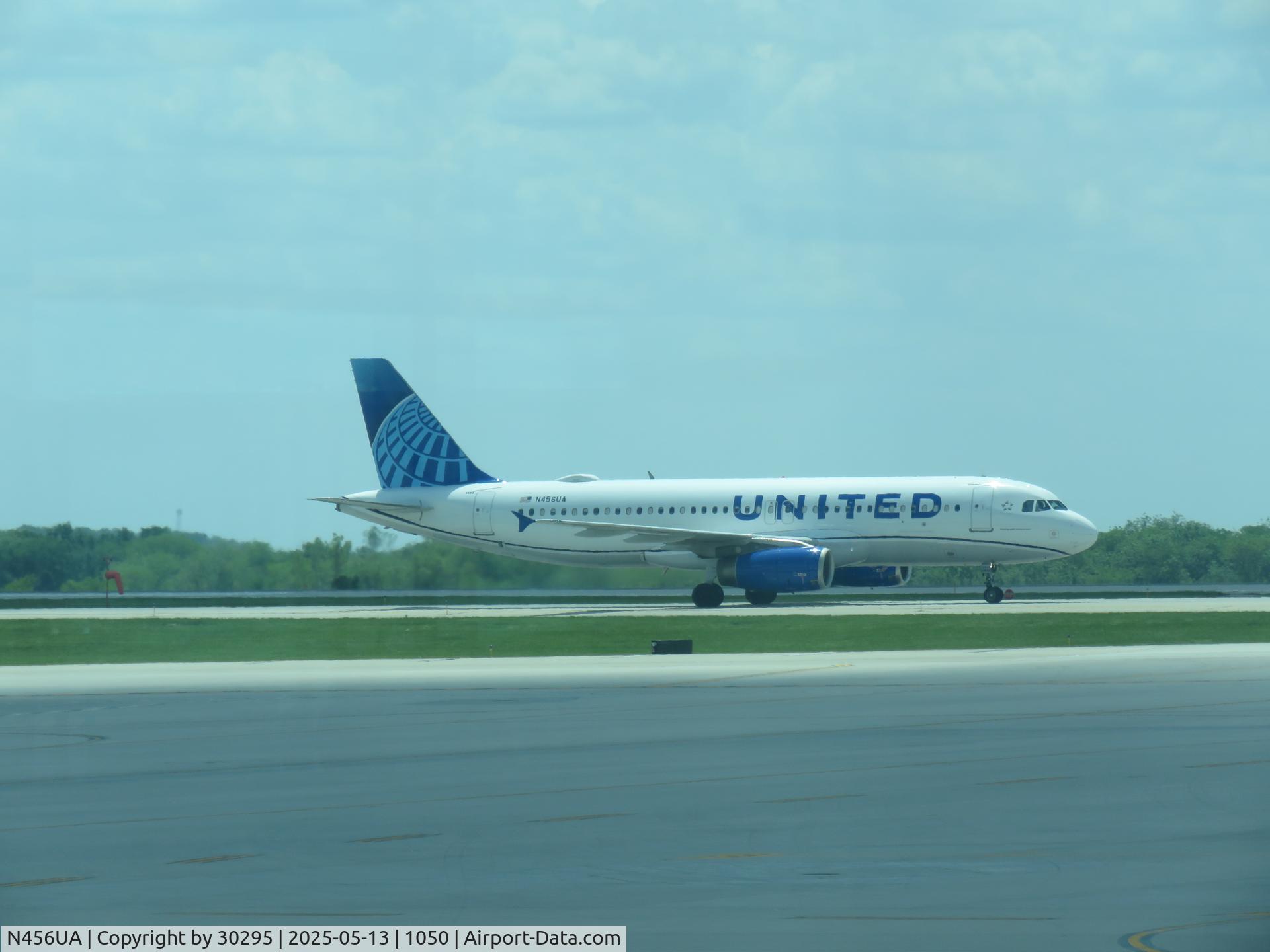 N456UA, 1999 Airbus A320-232 C/N 1128, Slowing for turn