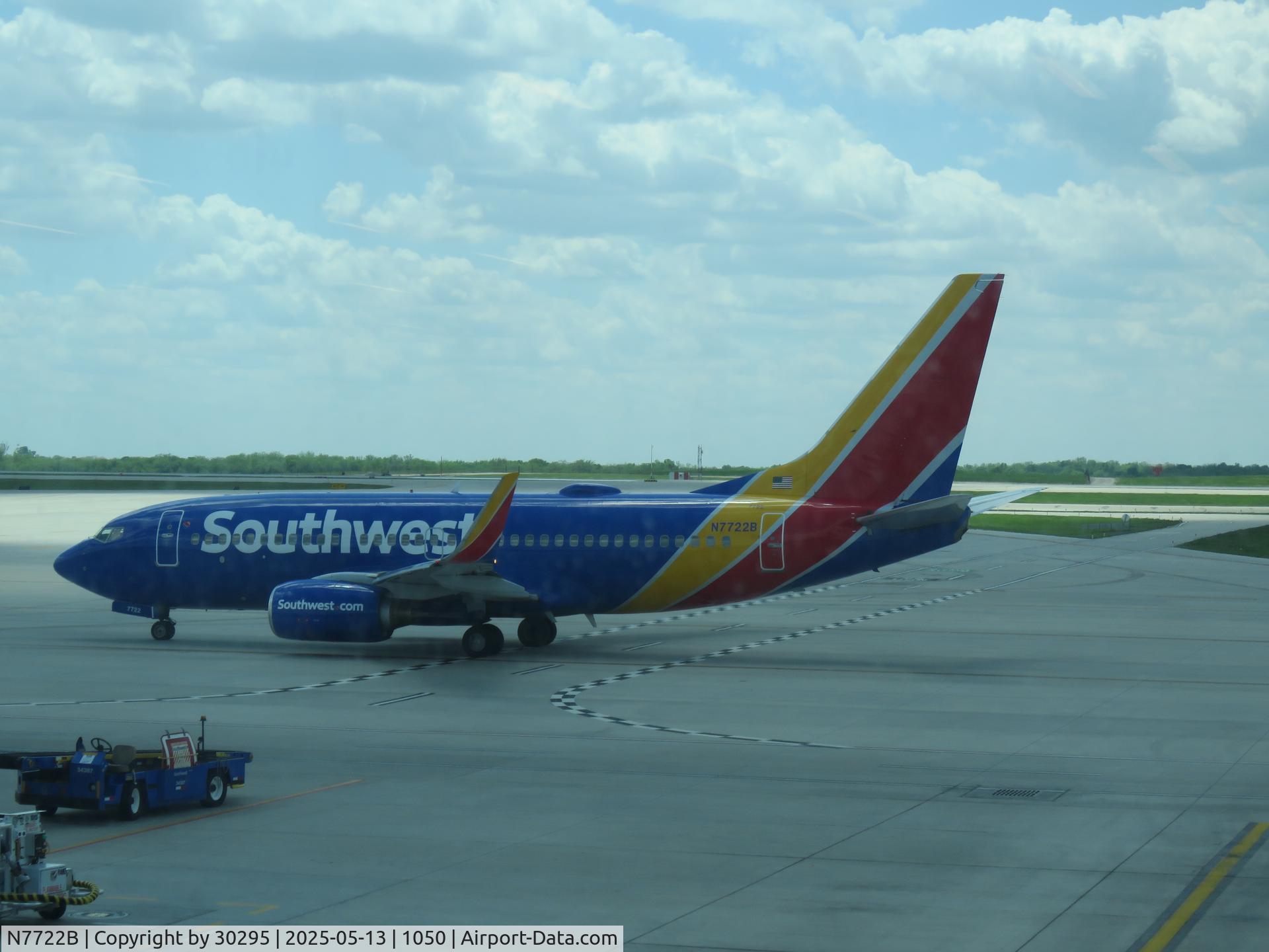 N7722B, 2006 Boeing 737-76N C/N 32668, Taxiing