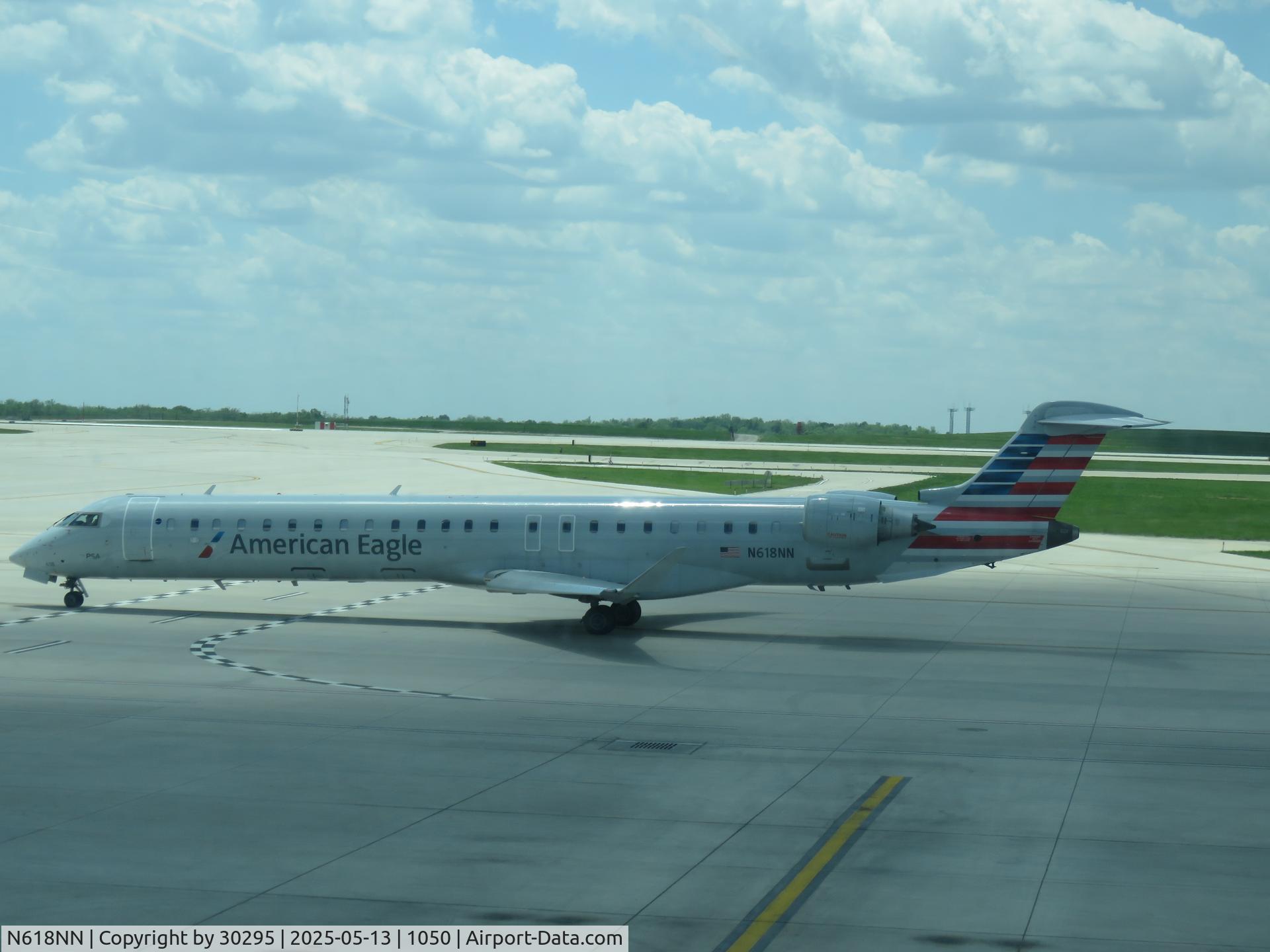 N618NN, 2017 Bombardier CRJ-900 NG (CL-600-2D24) C/N 15429, Taxiing