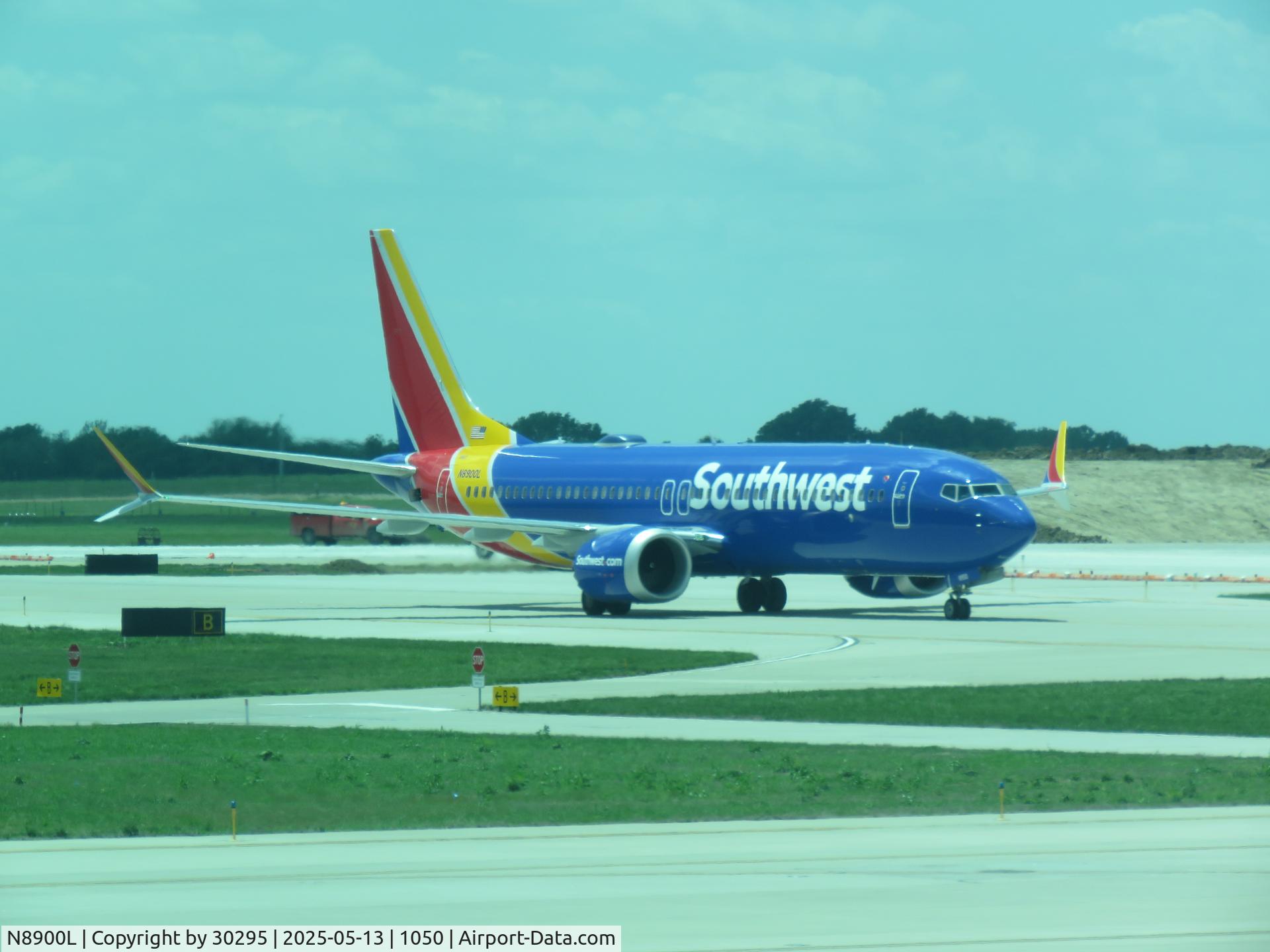 N8900L, 2023 Boeing 737 MAX 8 C/N 42690, Taxiing