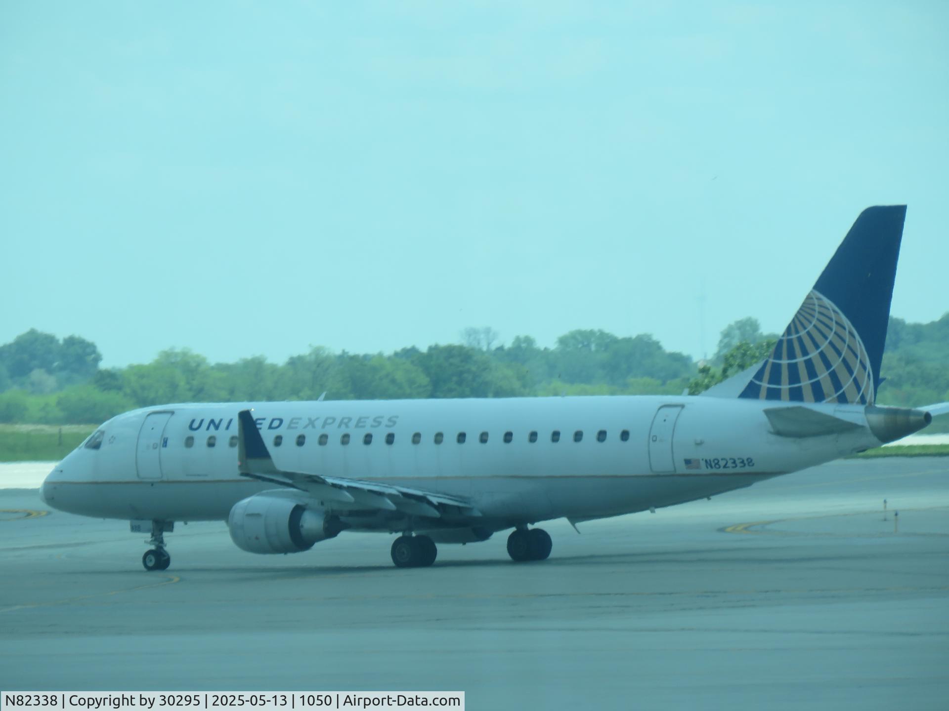 N82338, 2016 Embraer 175LR (ERJ-170-200LR) C/N 17000552, Taxiing