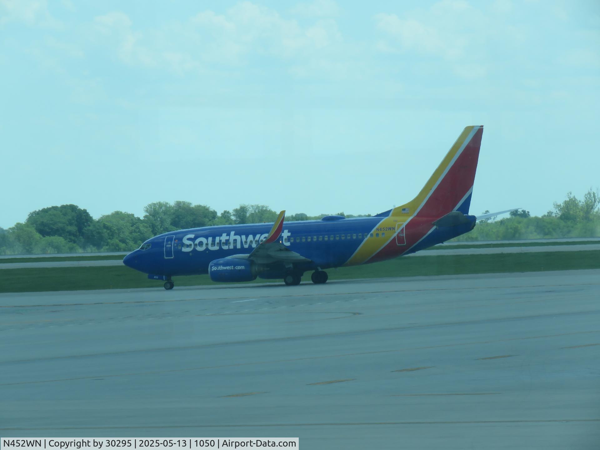 N452WN, 2004 Boeing 737-7H4 C/N 29846, Taxiing