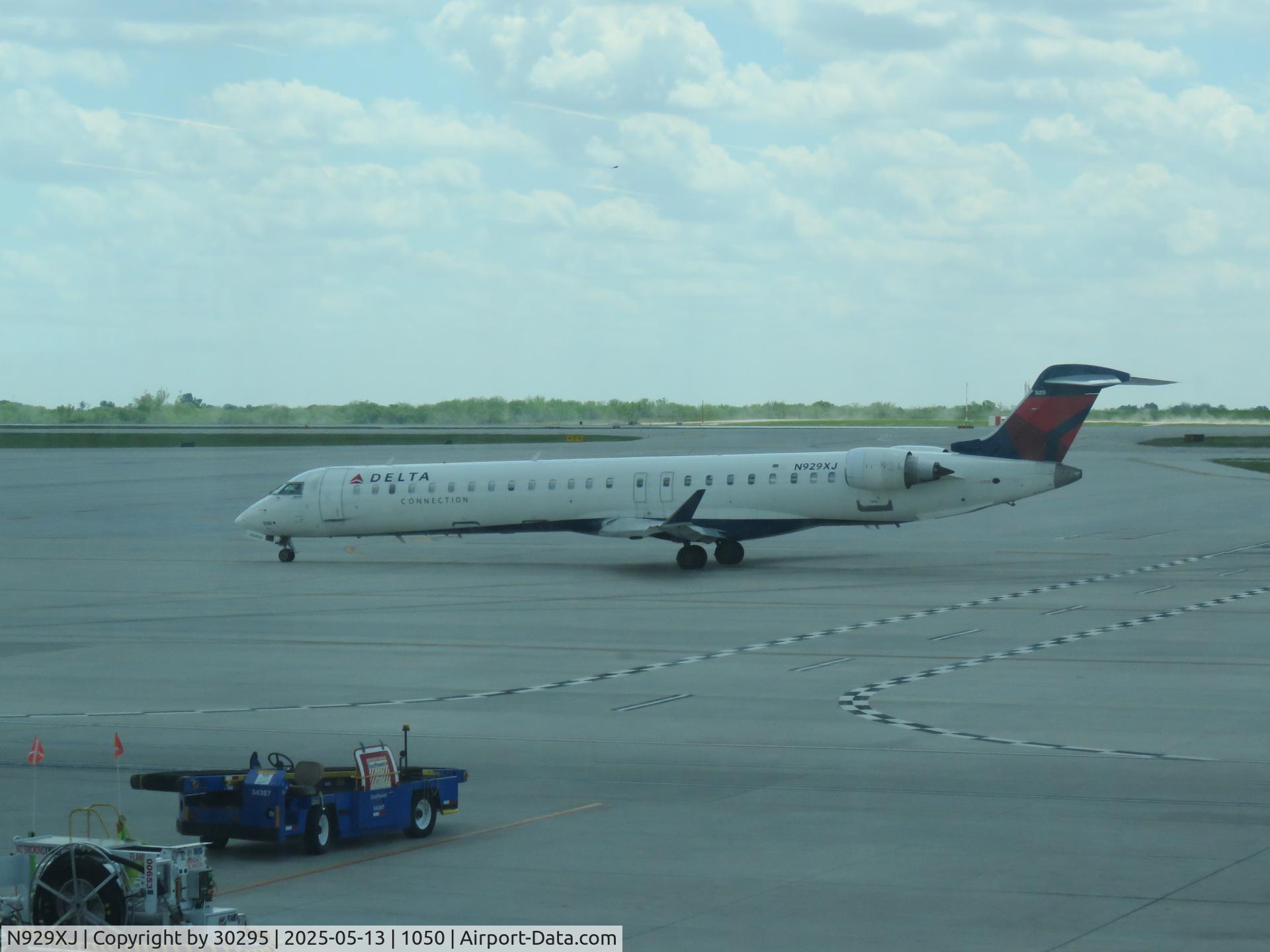 N929XJ, 2008 Bombardier CRJ-900ER (CL-600-2D24) C/N 15191, Taxiing