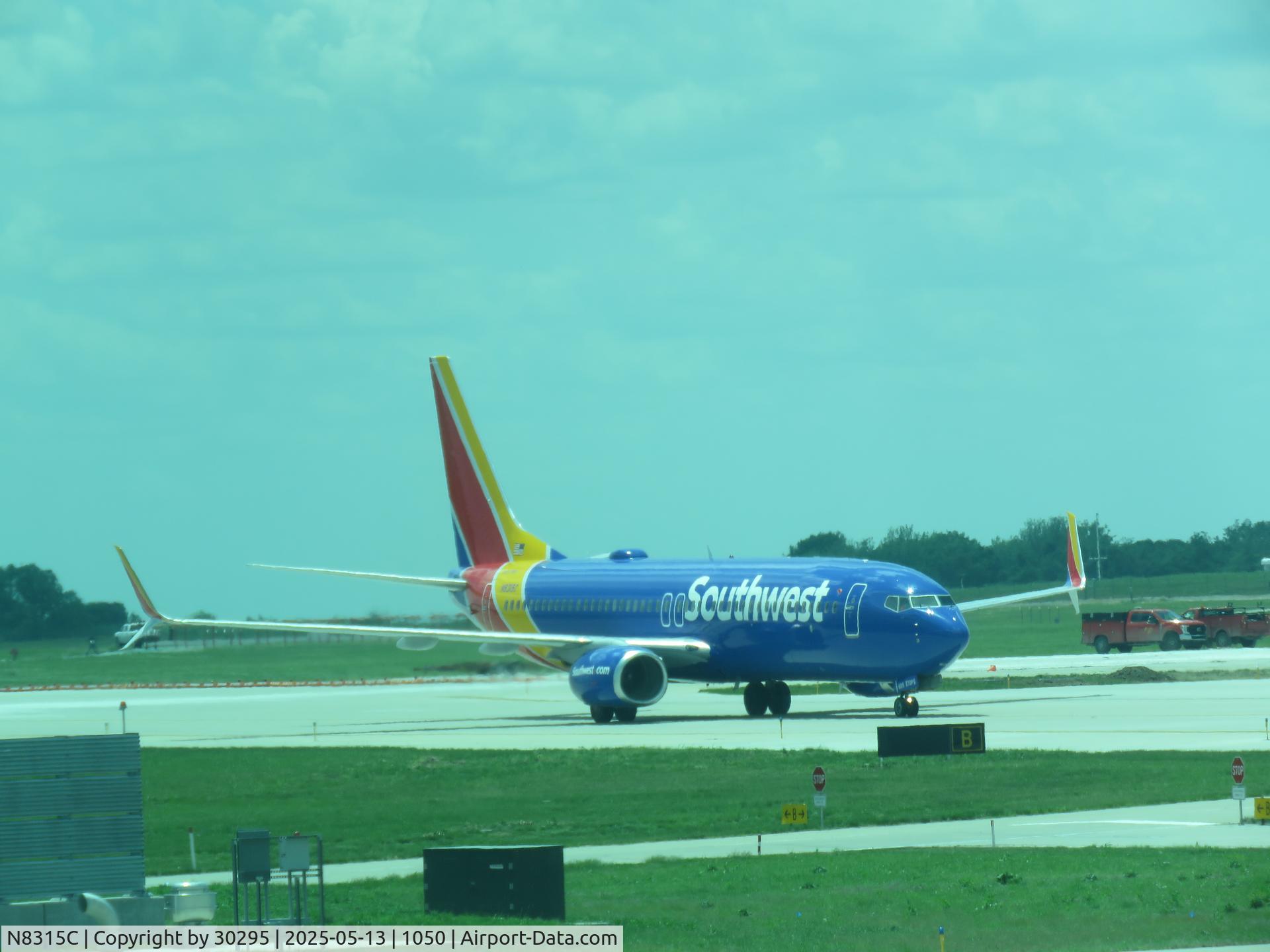 N8315C, 2012 Boeing 737-8H4 C/N 38811, Taxiing