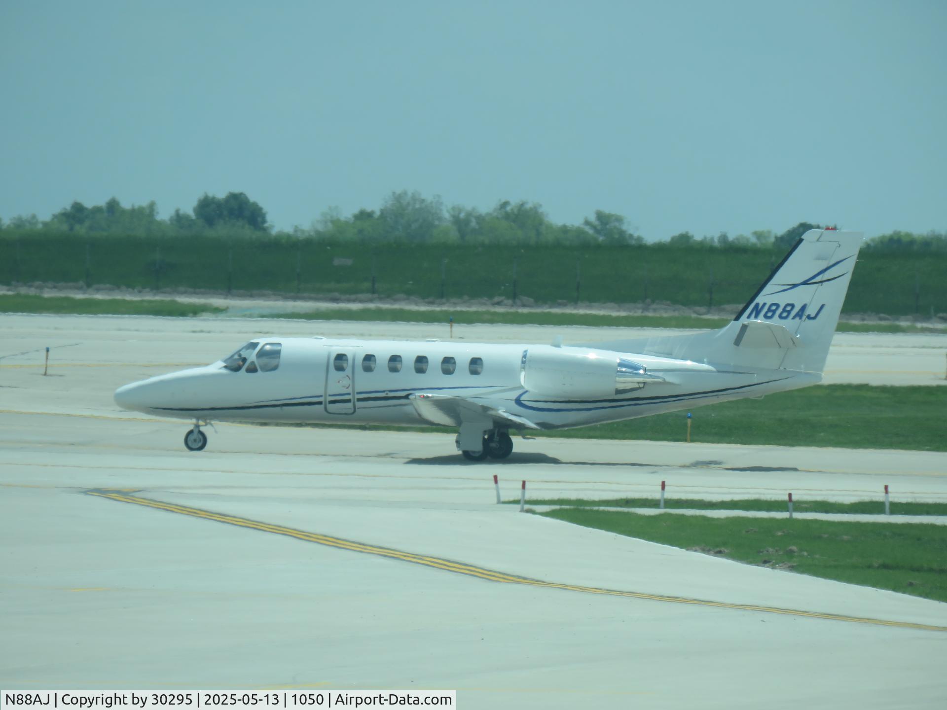 N88AJ, 1999 Cessna 550 Citation Bravo C/N 550-0885, Taxiing