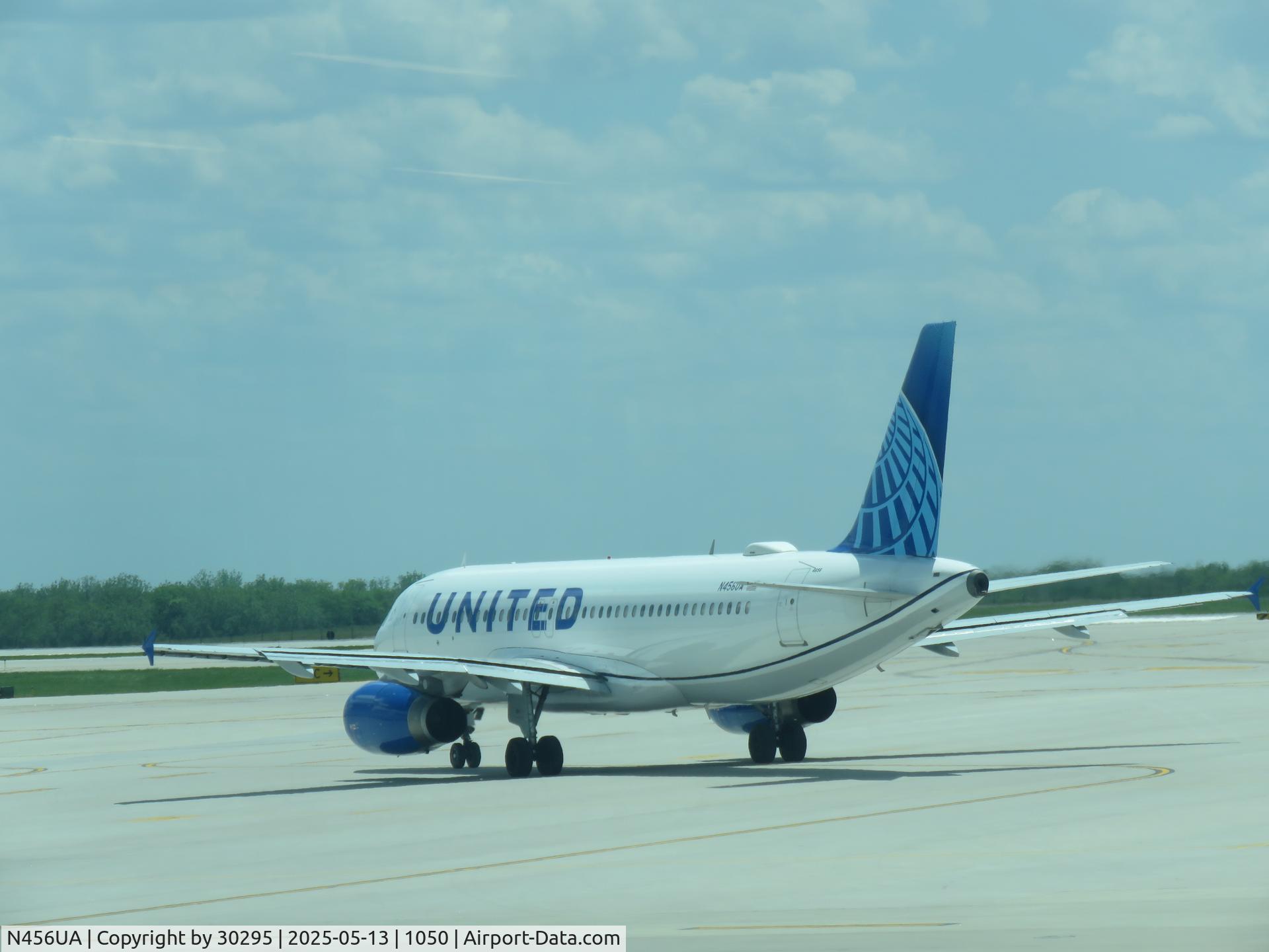 N456UA, 1999 Airbus A320-232 C/N 1128, Taxiing out