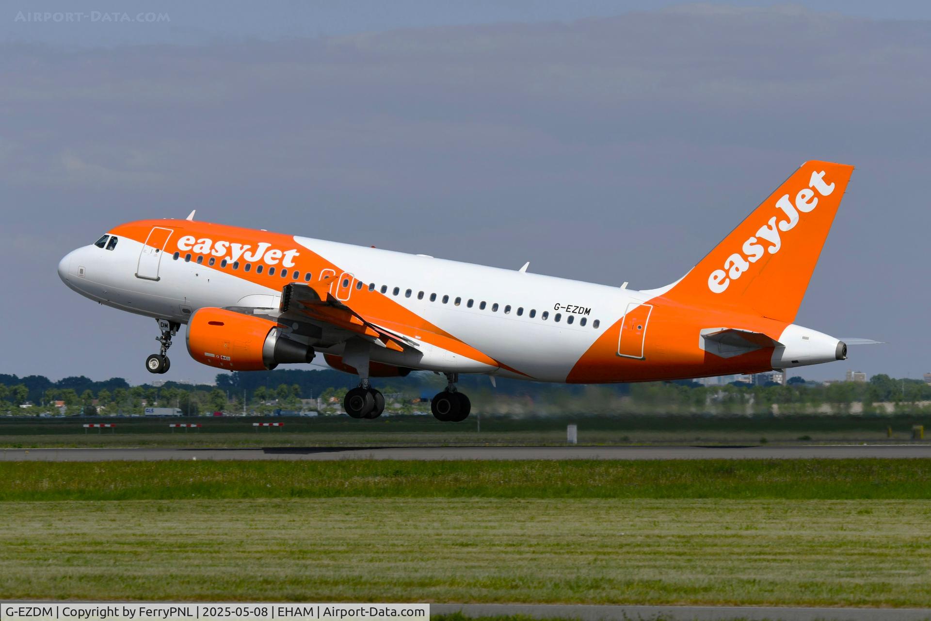 G-EZDM, 2008 Airbus A319-111 C/N 3571, Easyjet A319 lifting-off