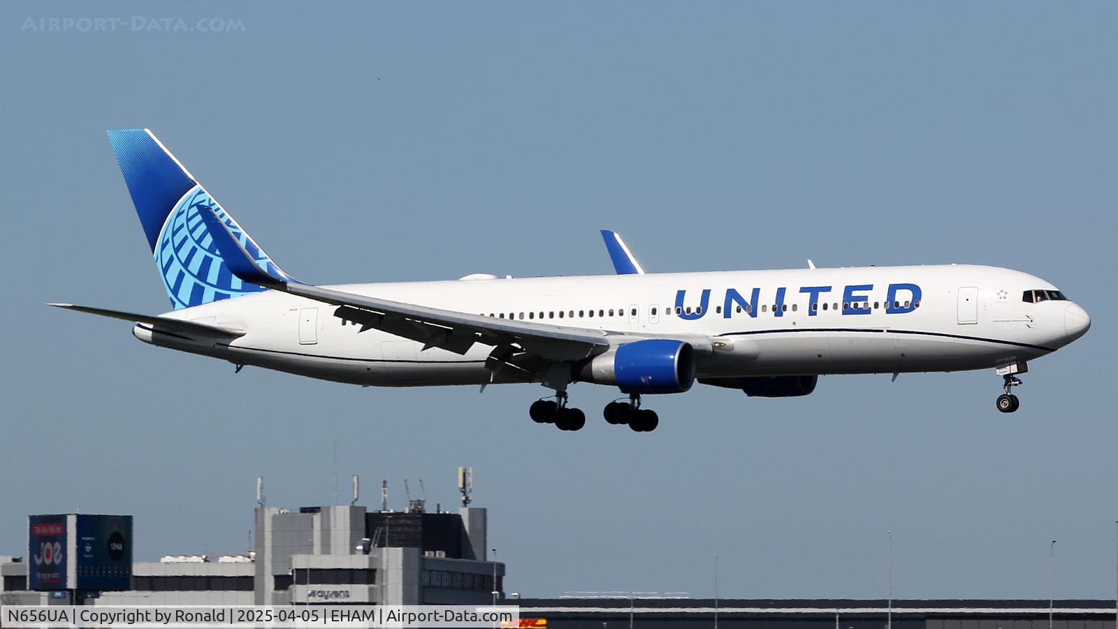 N656UA, 1992 Boeing 767-322 C/N 25394, at eham