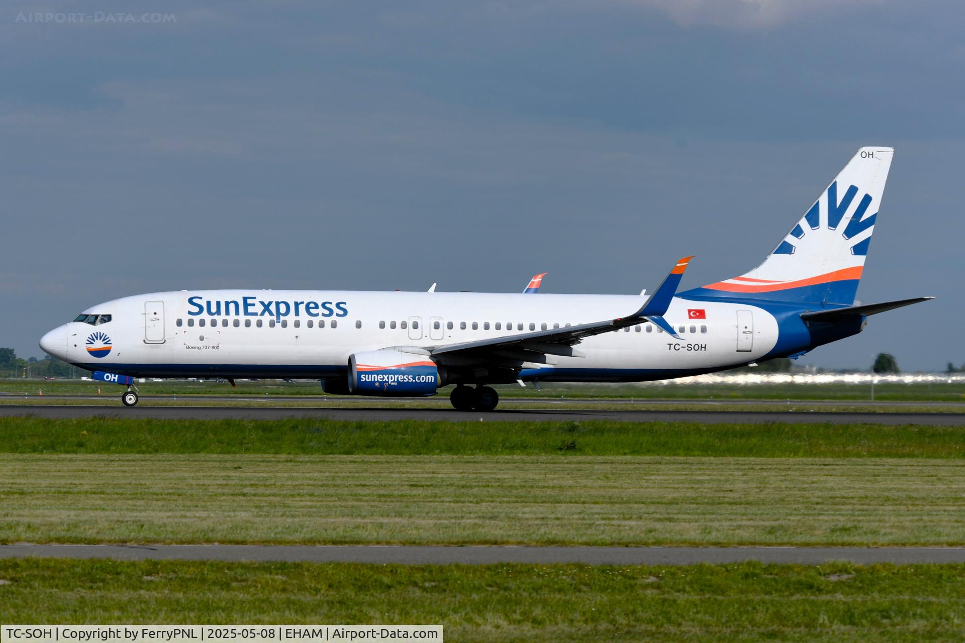 TC-SOH, 2017 Boeing 737-8HC C/N 61193, SunExpress B738 while departing AMS