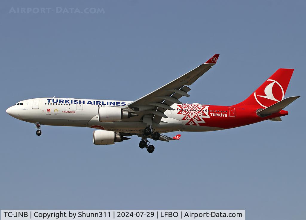 TC-JNB, 2005 Airbus A330-204 C/N 704, Landing rwy 14R in special Team Turkiye c/s