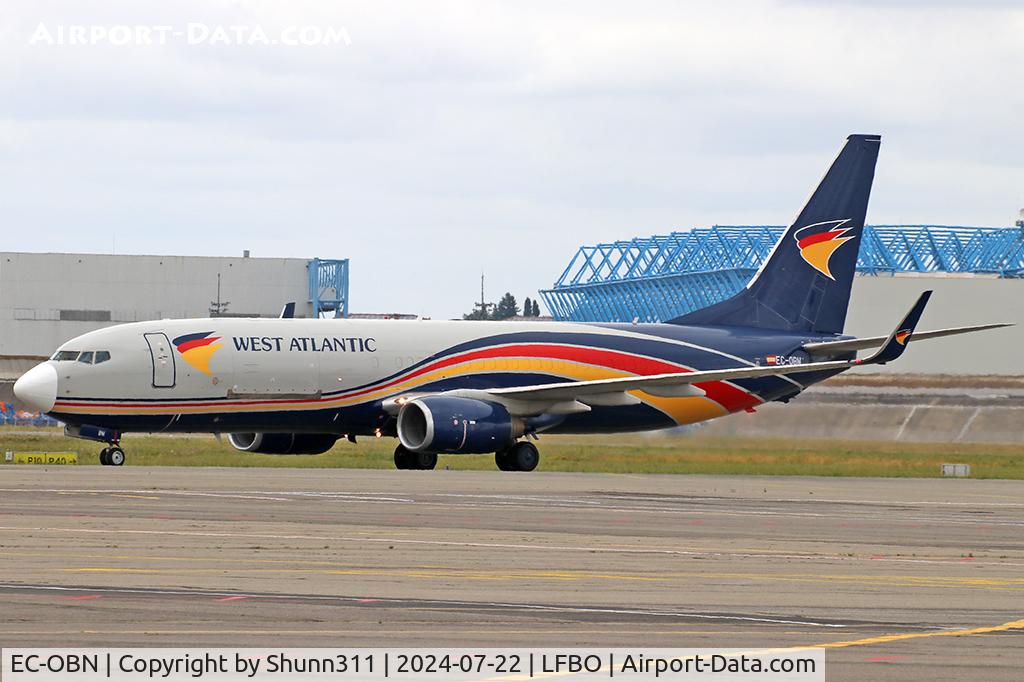 EC-OBN, 2002 Boeing 737-83N SF C/N 32612, Arriving to the Cargo area... white nose...