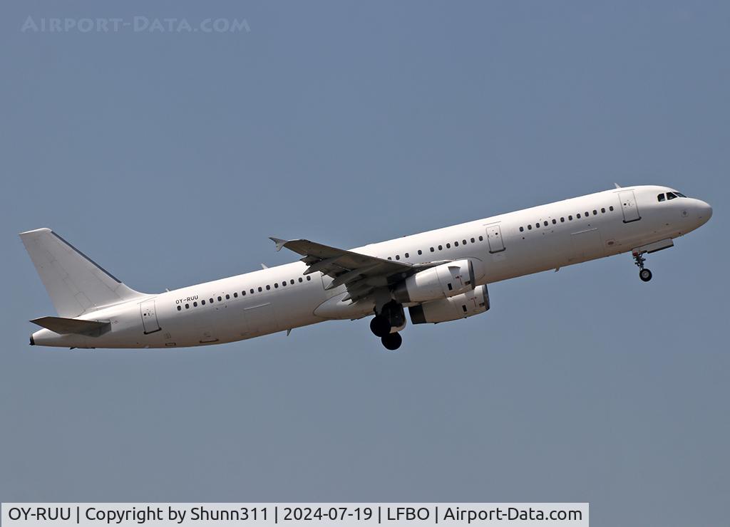 OY-RUU, 1998 Airbus A321-231 C/N 878, Taking off from rwy 32R... British Airways flight this day...