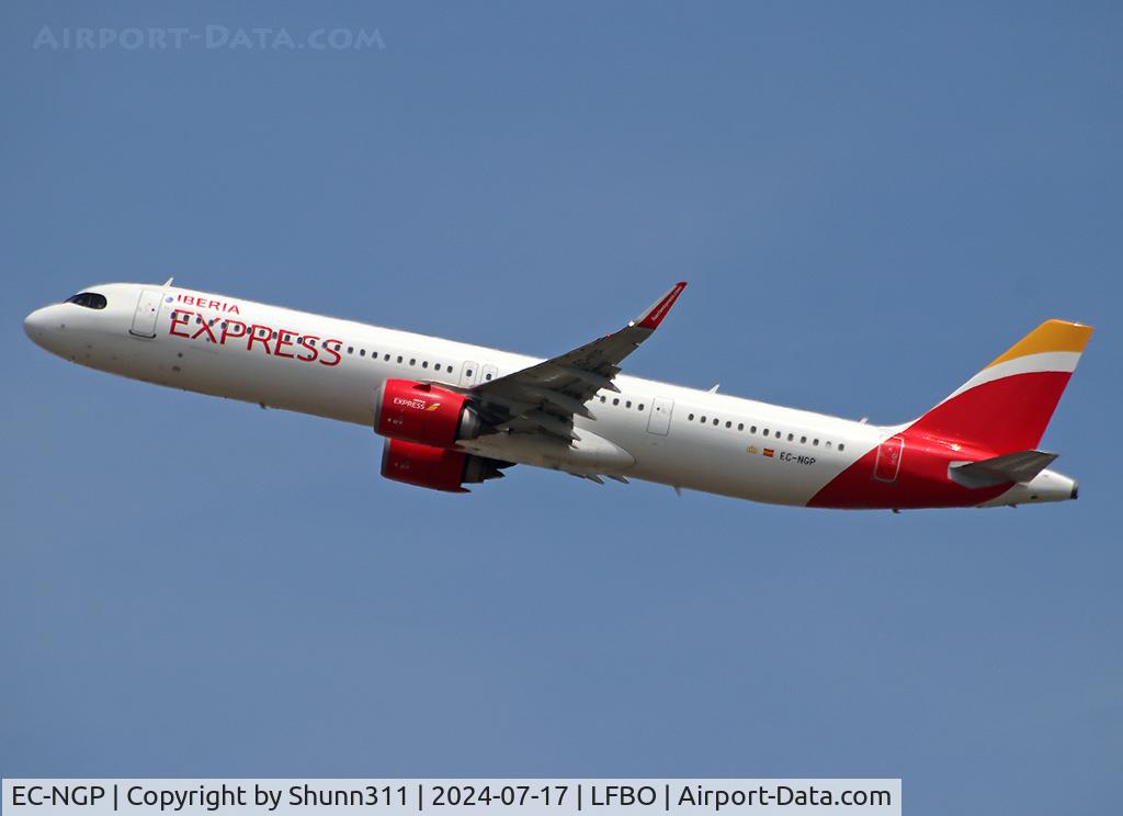 EC-NGP, 2020 Airbus A321-251NX C/N 9478, Climbing after take off from rwy 32R