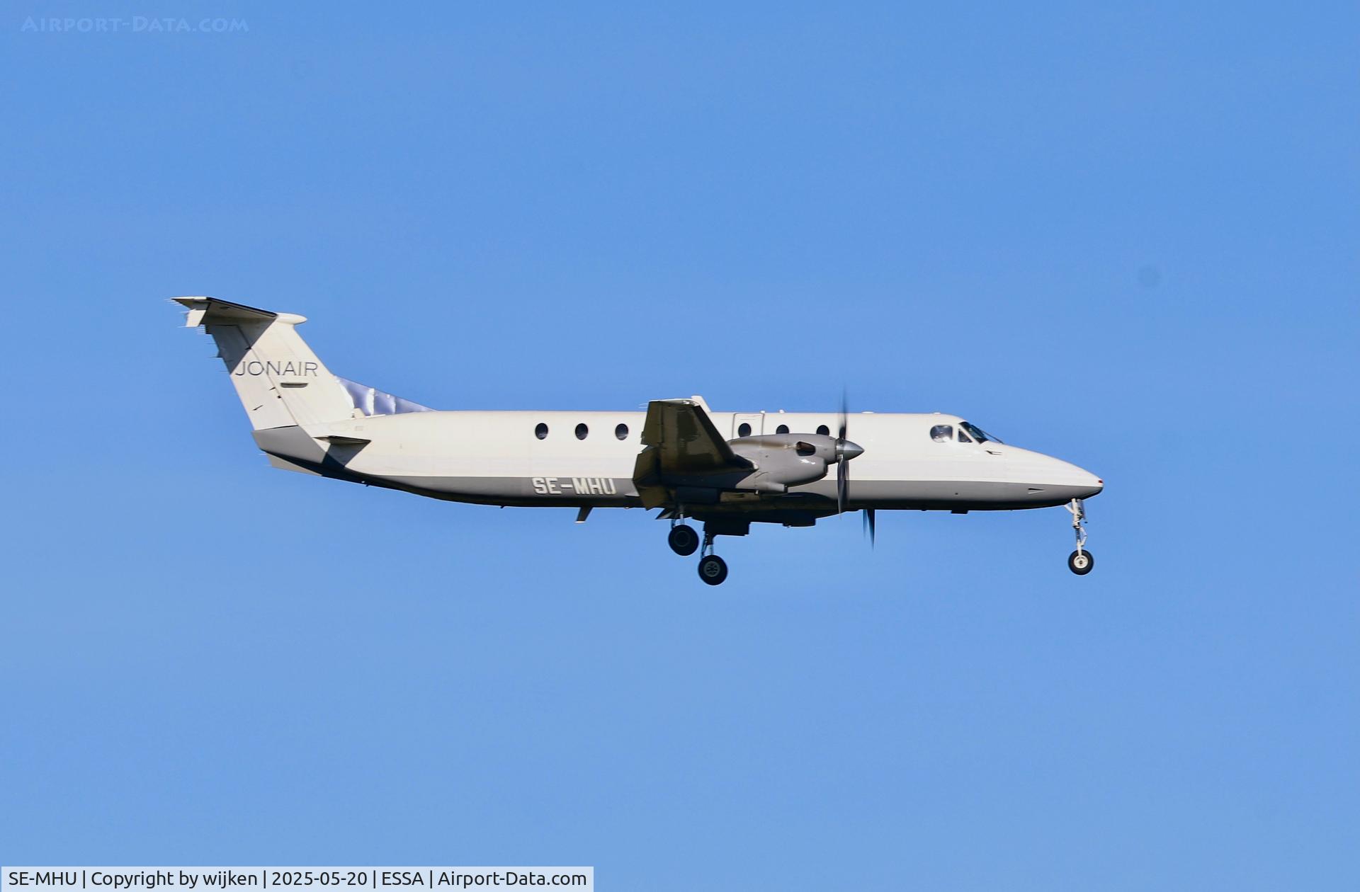 SE-MHU, 1990 Beech 1900C-1 C/N UC-115, Rwy 01L