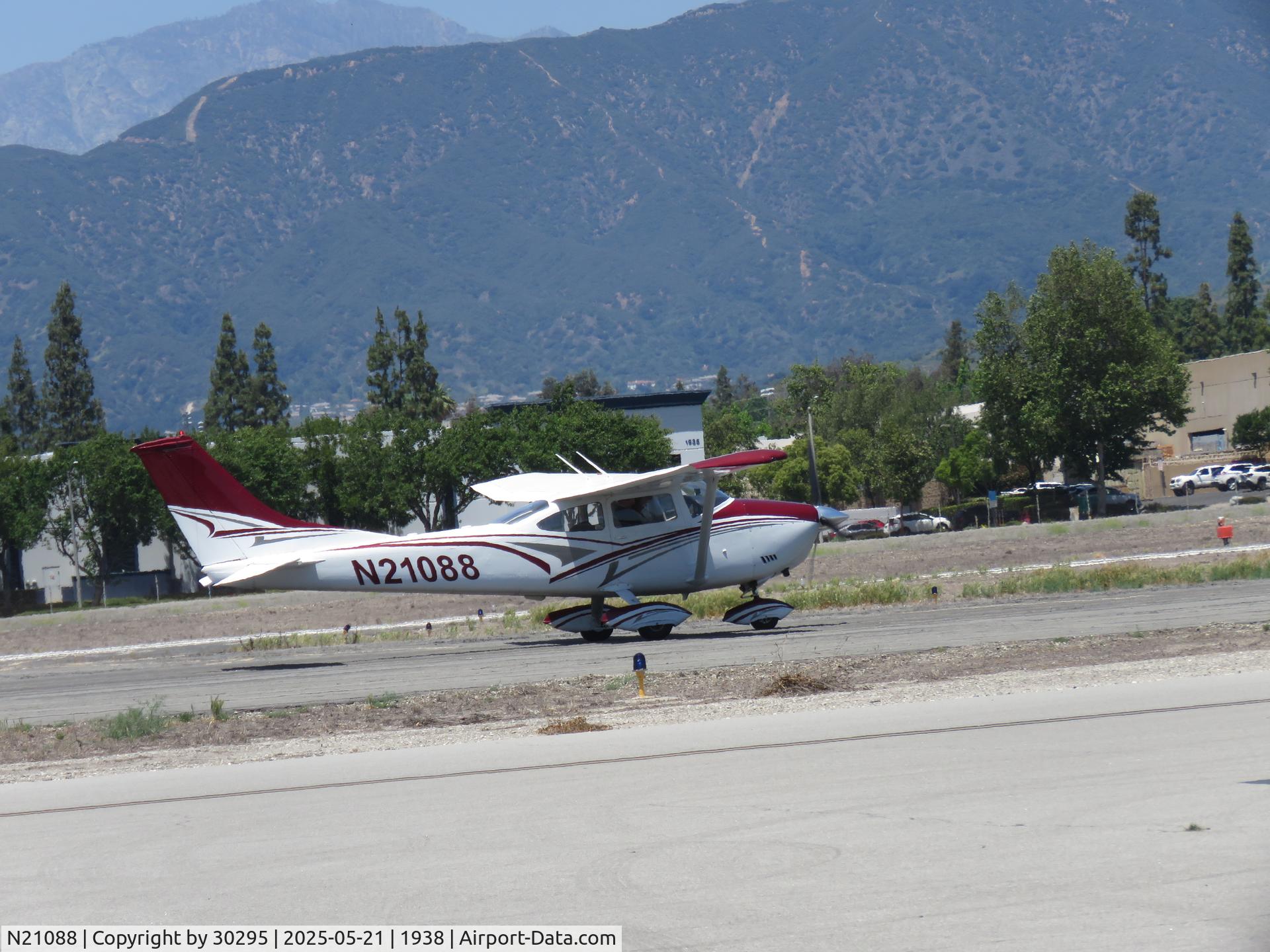 N21088, 1972 Cessna 182P Skylane C/N 18261405, Taxiing