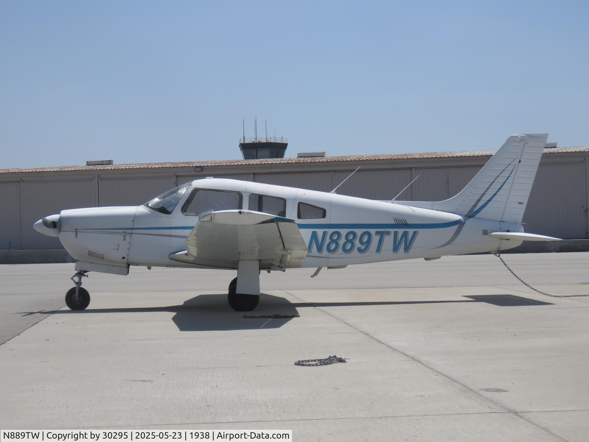 N889TW, 1989 Piper PA-28R-201 Cherokee Arrow III C/N 2837023, Parked