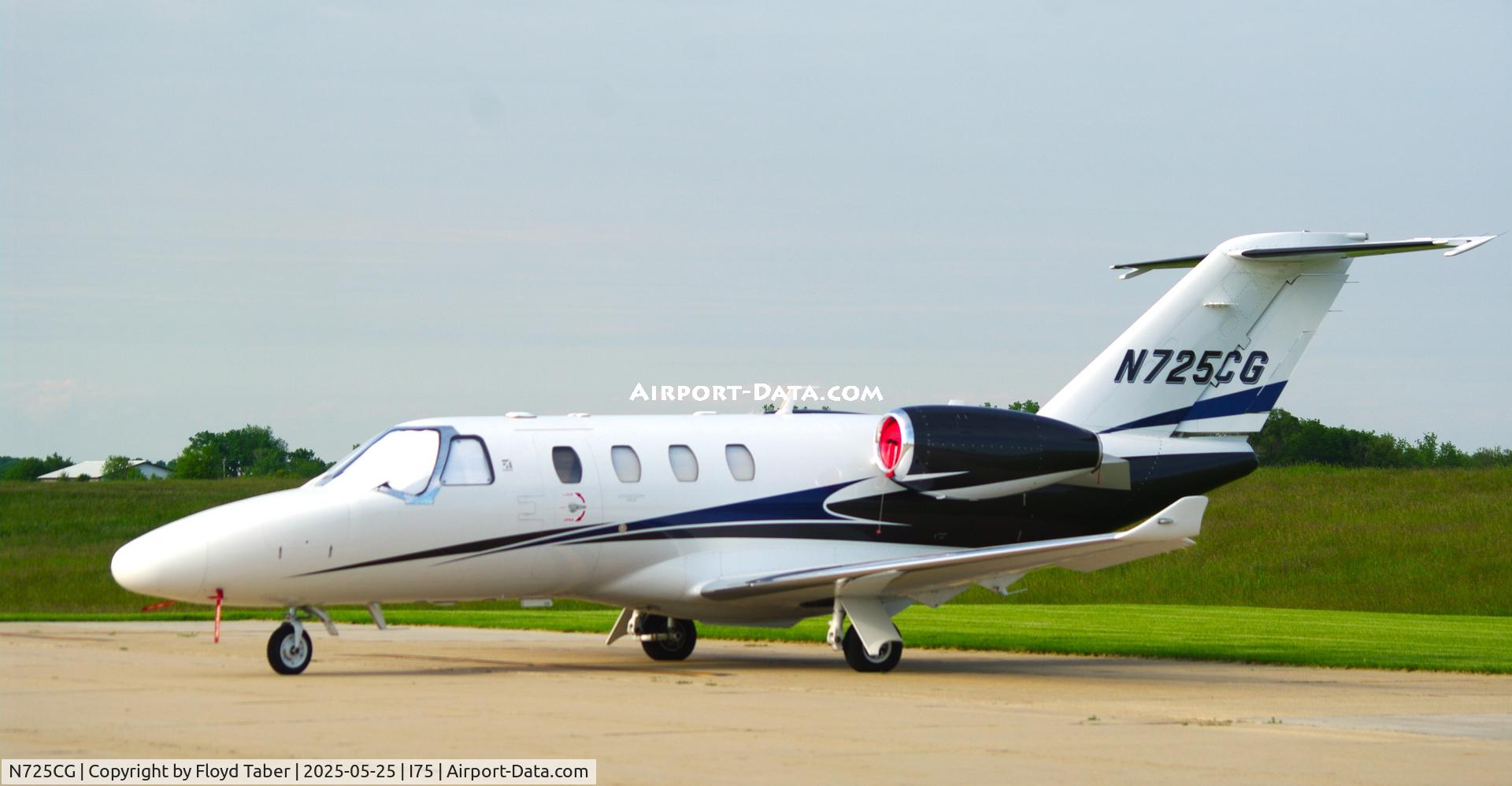 N725CG, 2015 Cessna 525 Citation M2 C/N 525-0869, Sitting on the ramp for the Memorial Day Weekend