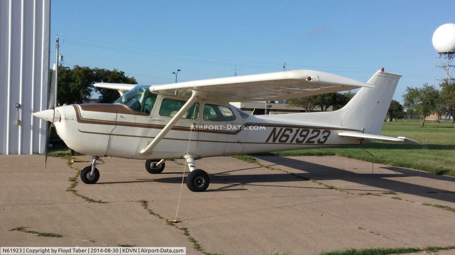 N61923, 1975 Cessna 172M C/N 17264888, On the GA Ramp
