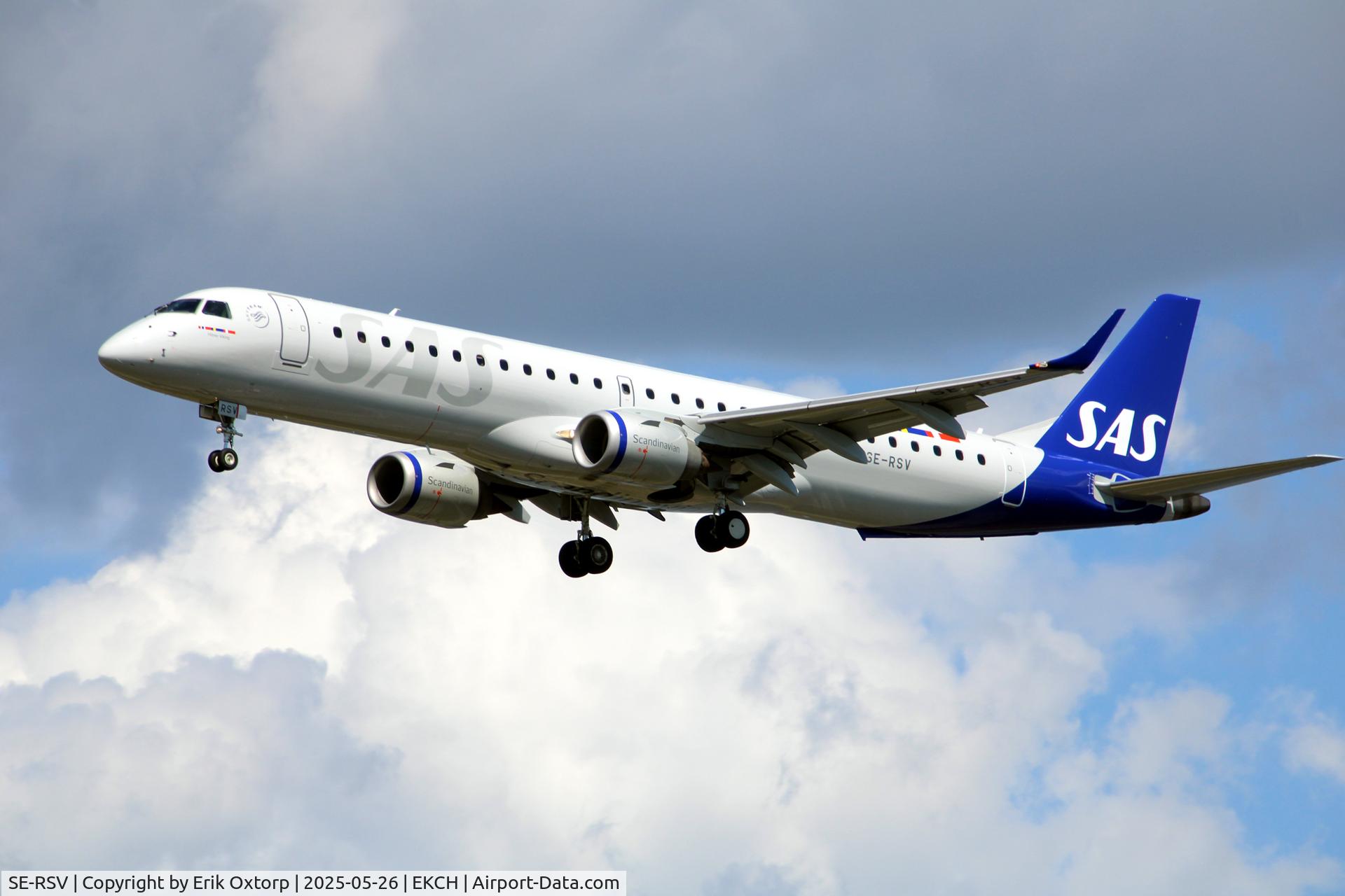 SE-RSV, 2018 Embraer E-195 C/N 749, SE-RSV landing rw 22L