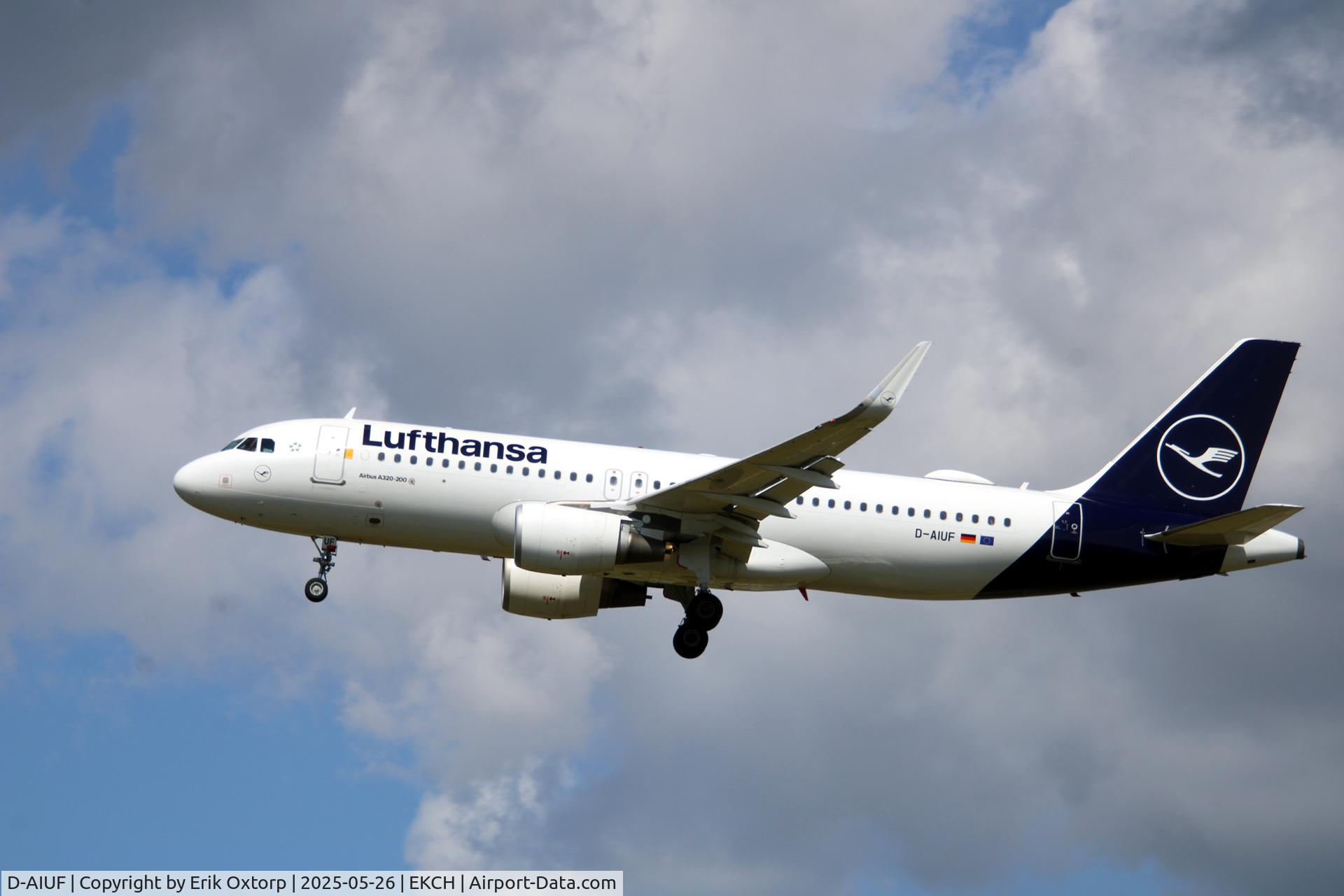 D-AIUF, 2014 Airbus A320-214 C/N 6141, D-AIUF landing rw 22L