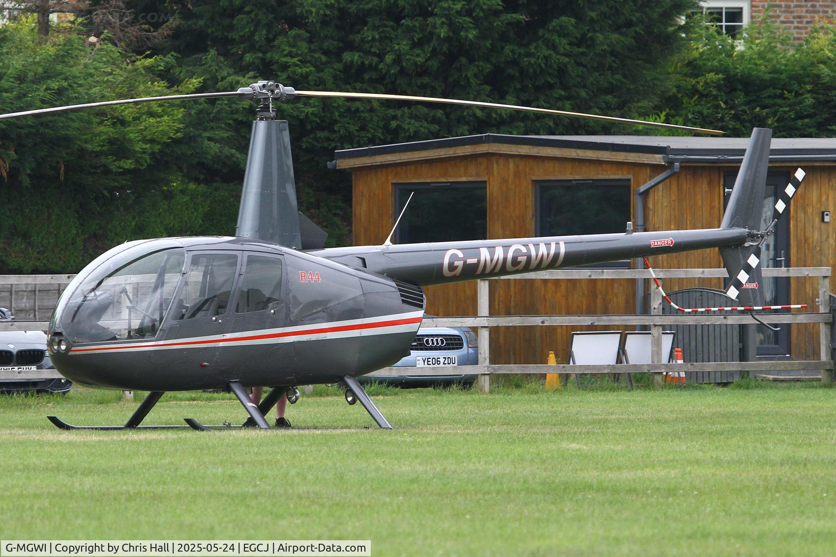 G-MGWI, 2000 Robinson R44 Astro C/N 0663, Sherburn - in - Elmet