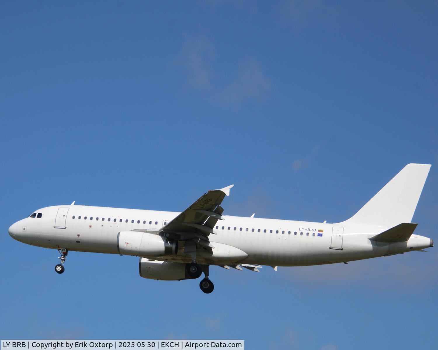 LY-BRB, 2004 Airbus A320-232 C/N 2108, LY-BRB landing rw 22L