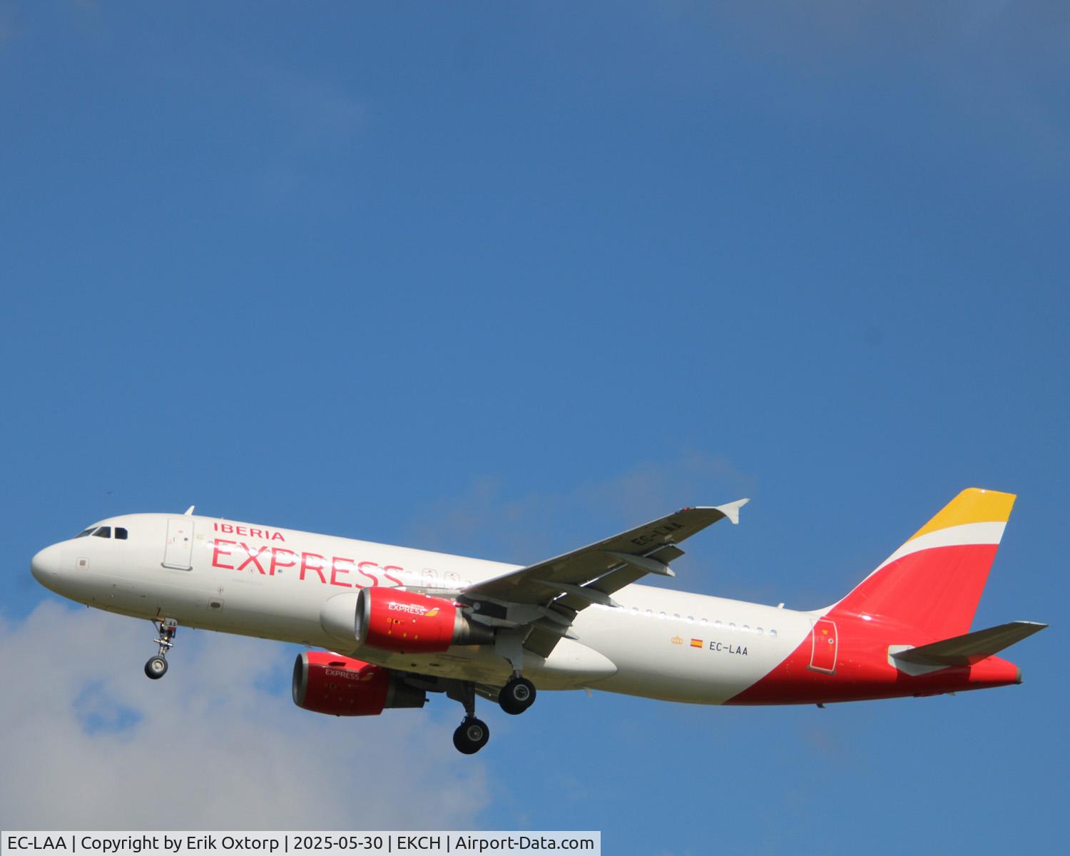 EC-LAA, 2006 Airbus A320-214 C/N 2678, EC-LAA landing rw 22L