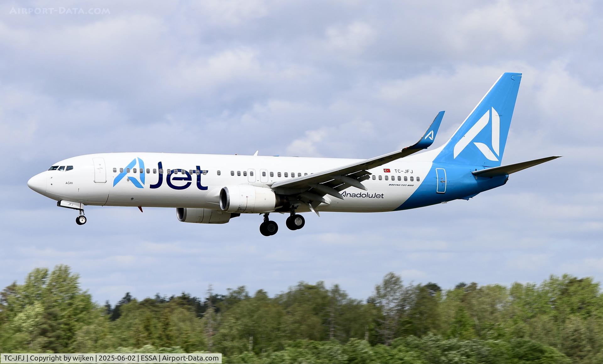 TC-JFJ, 1999 Boeing 737-8F2 C/N 29772, Rwy 26