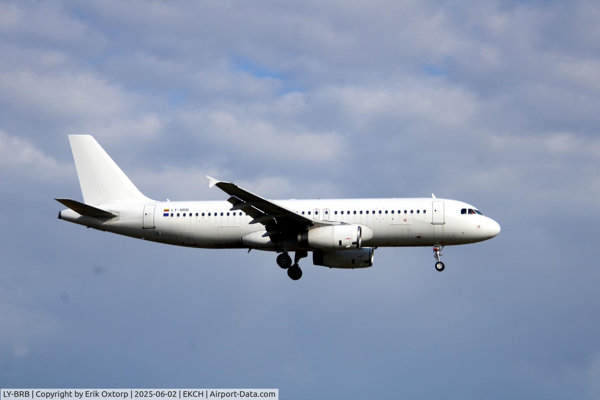 LY-BRB, 2004 Airbus A320-232 C/N 2108, LY-BRB landing rw 22L