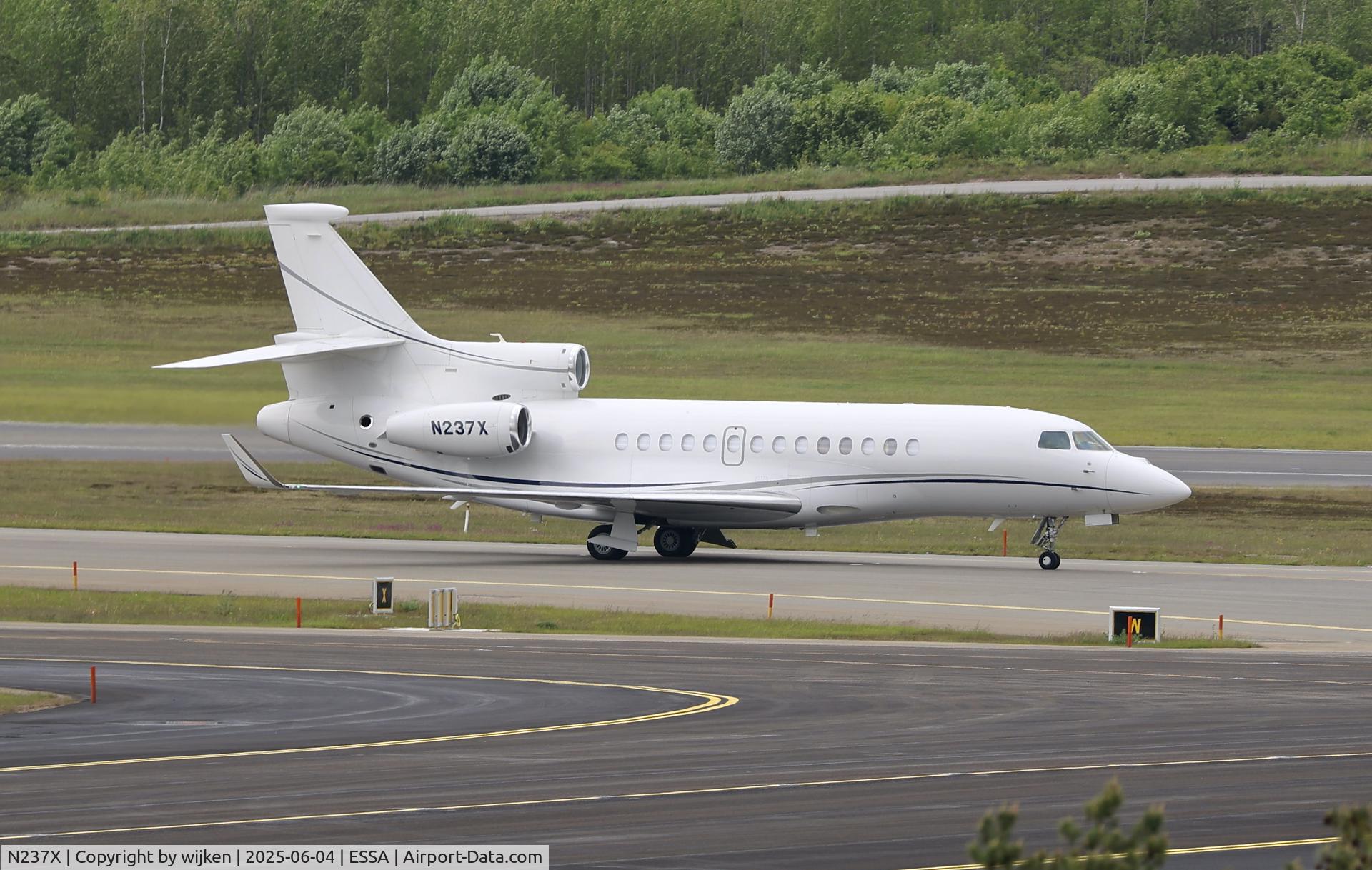 N237X, 2020 Dassault Aviation S.A. Falcon 7X C/N 64, Twy X