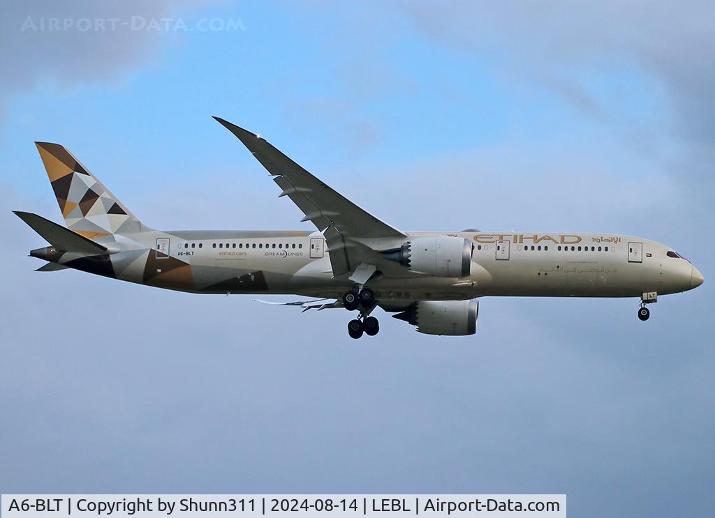 A6-BLT, 2018 Boeing 787-9 Dreamliner C/N 39667, Landing rwy 24R in standard c/s